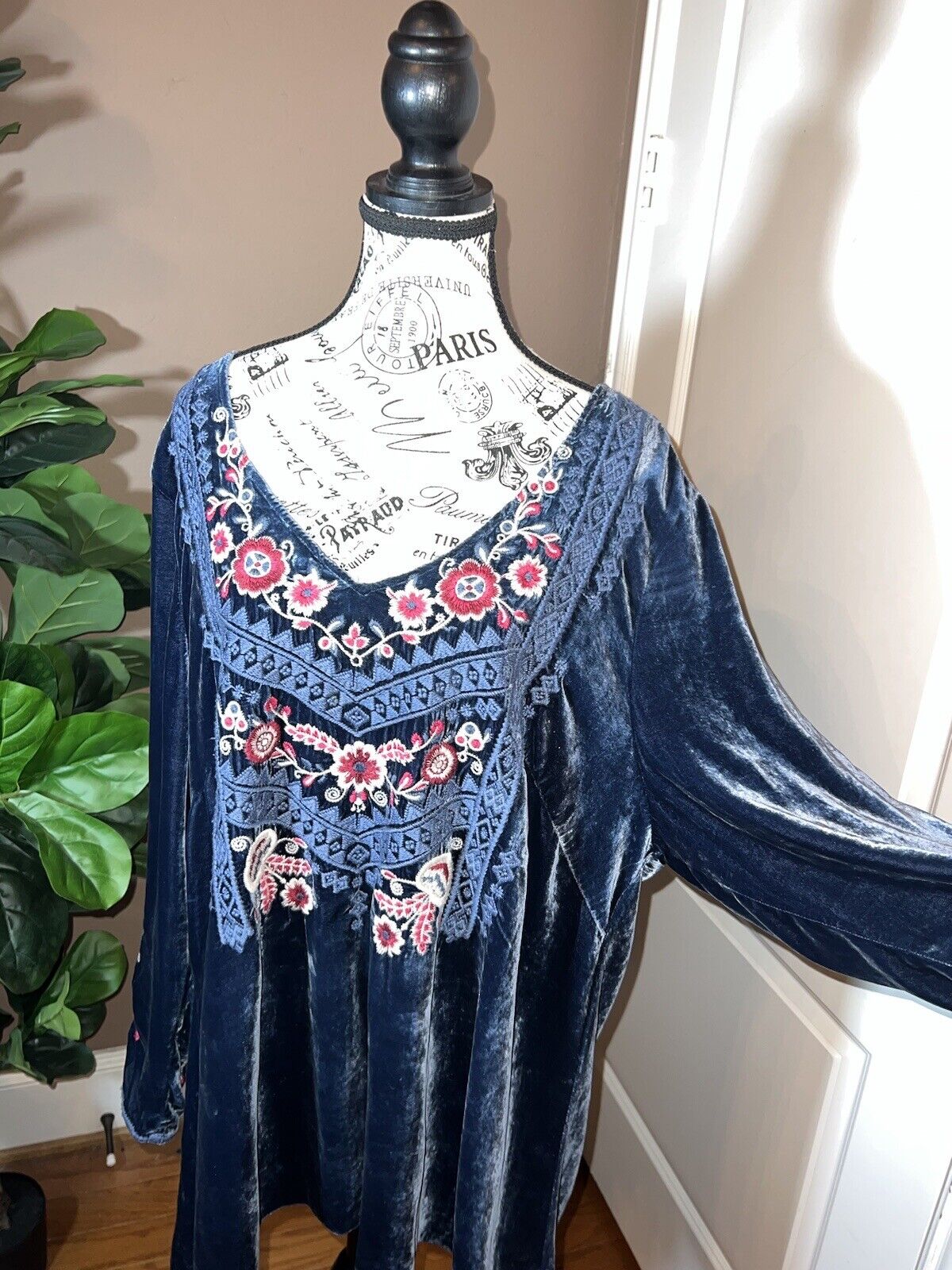 Johnny Was Blue Velvet Heavily Embroidered Tunic Top Long Sleeve Sz 1XL 1X XL