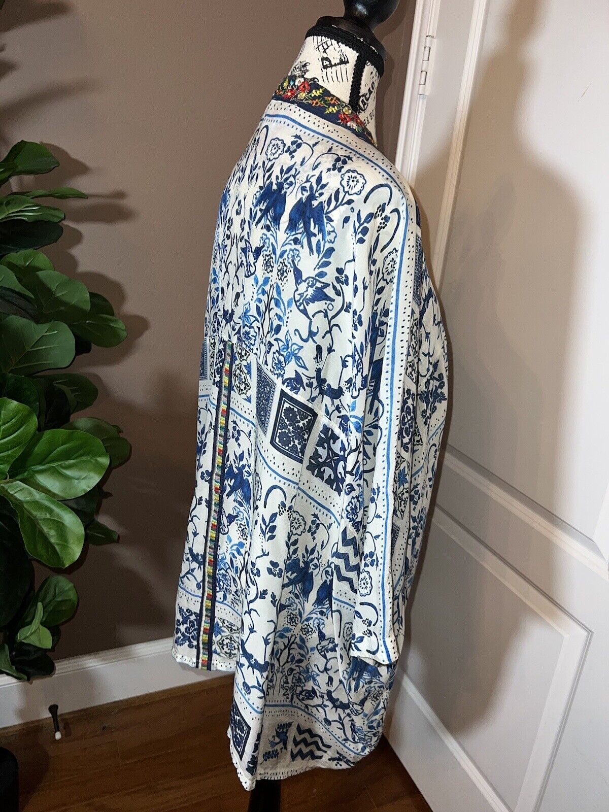 Johnny Was Silky Embroidered Kimono Blue & White Sz L Large Flowy SUMMER