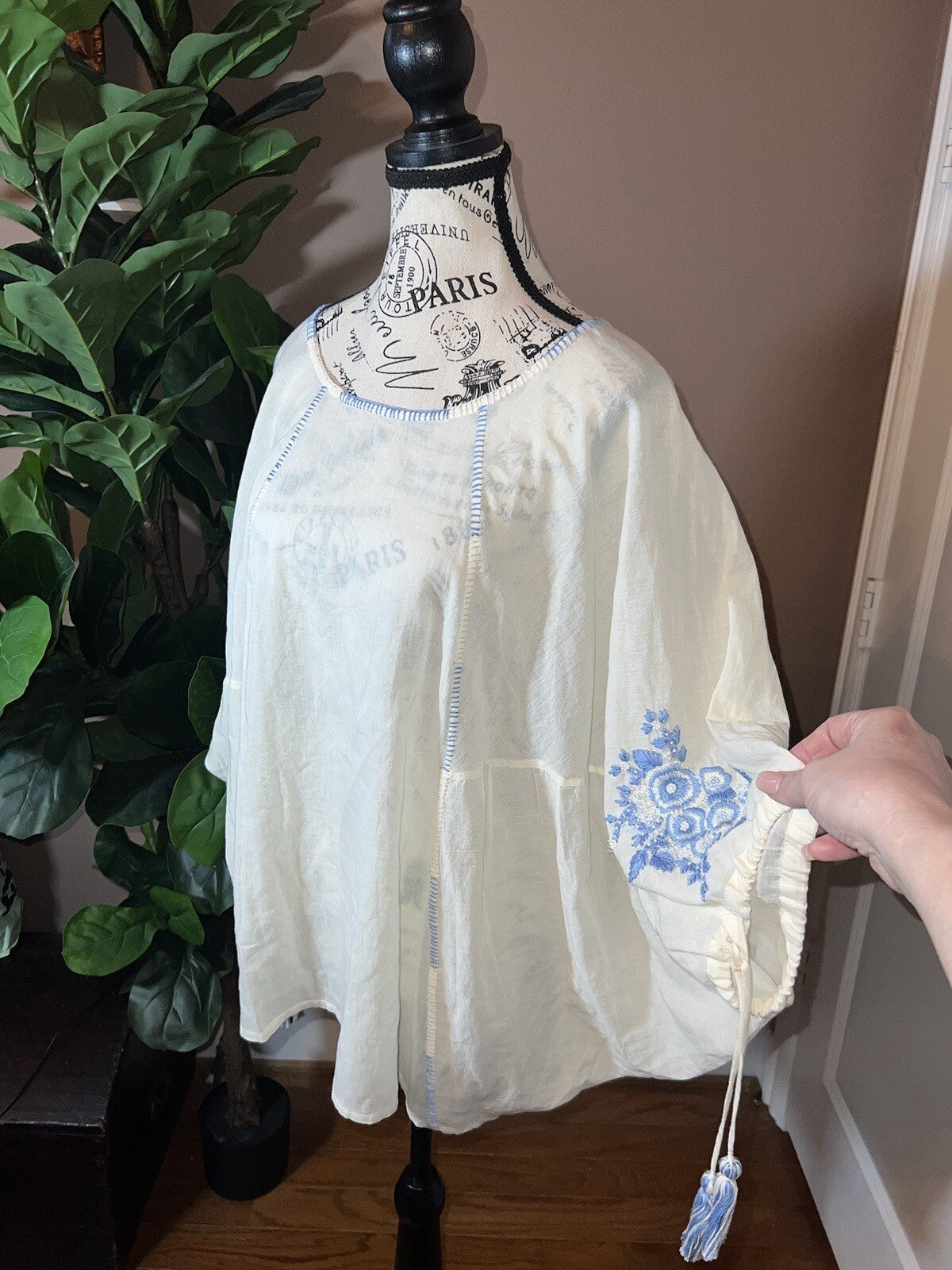 Johnny Was L Large White & Blue Cotton Poncho Peasant Top Tassels Beading Cool Johnny Was