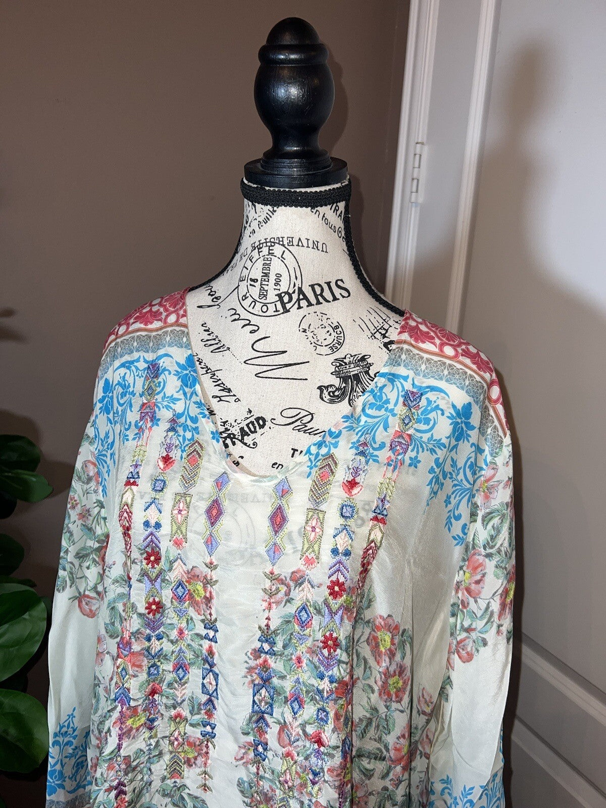 Johnny Was Sz XL Silky Soft White Tunic Top Embroidered Floral Johnny Was