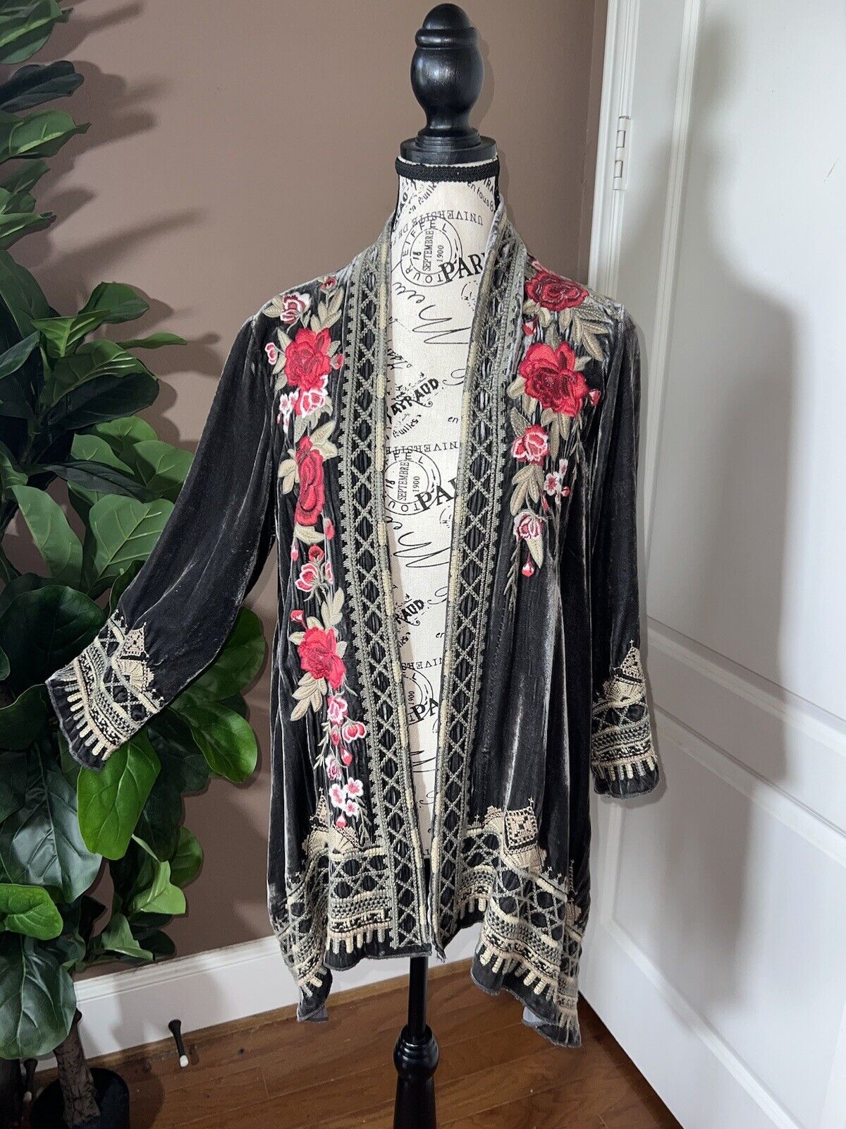 Johnny Was M Medium Grey Velvet Heavily Embroidered Kimono Wrap Top Roses