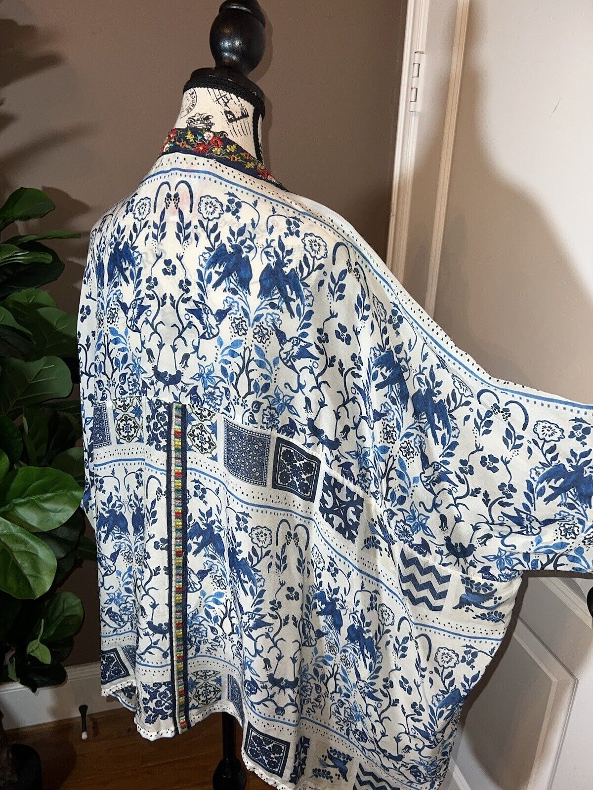 Johnny Was Silky Embroidered Kimono Blue & White Sz L Large Flowy SUMMER