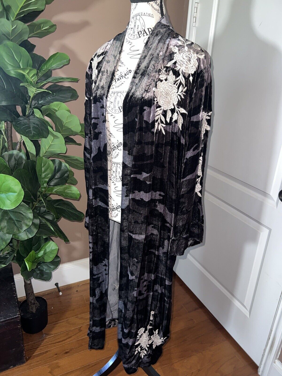 Johnny Was Velvet Long Kimono L Large Duster Wrap Black & Grey Camo Jacket