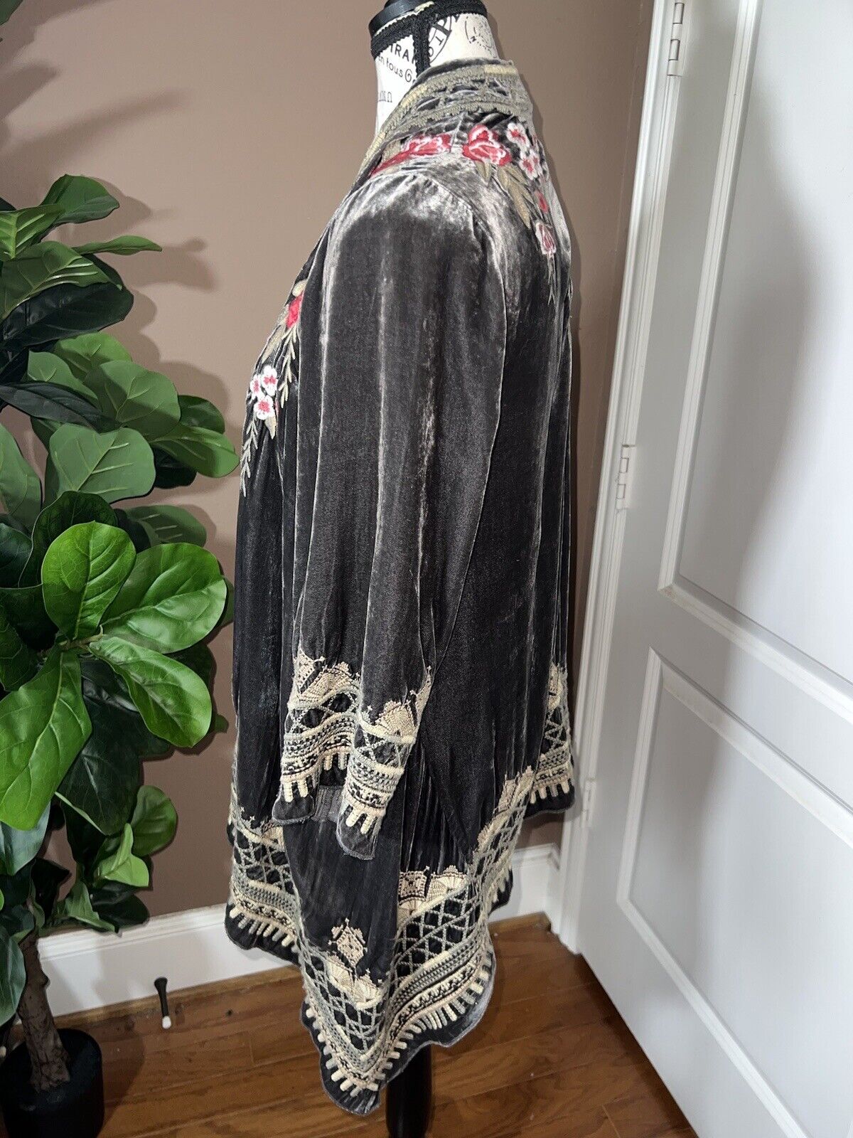 Johnny Was M Medium Grey Velvet Heavily Embroidered Kimono Wrap Top Roses