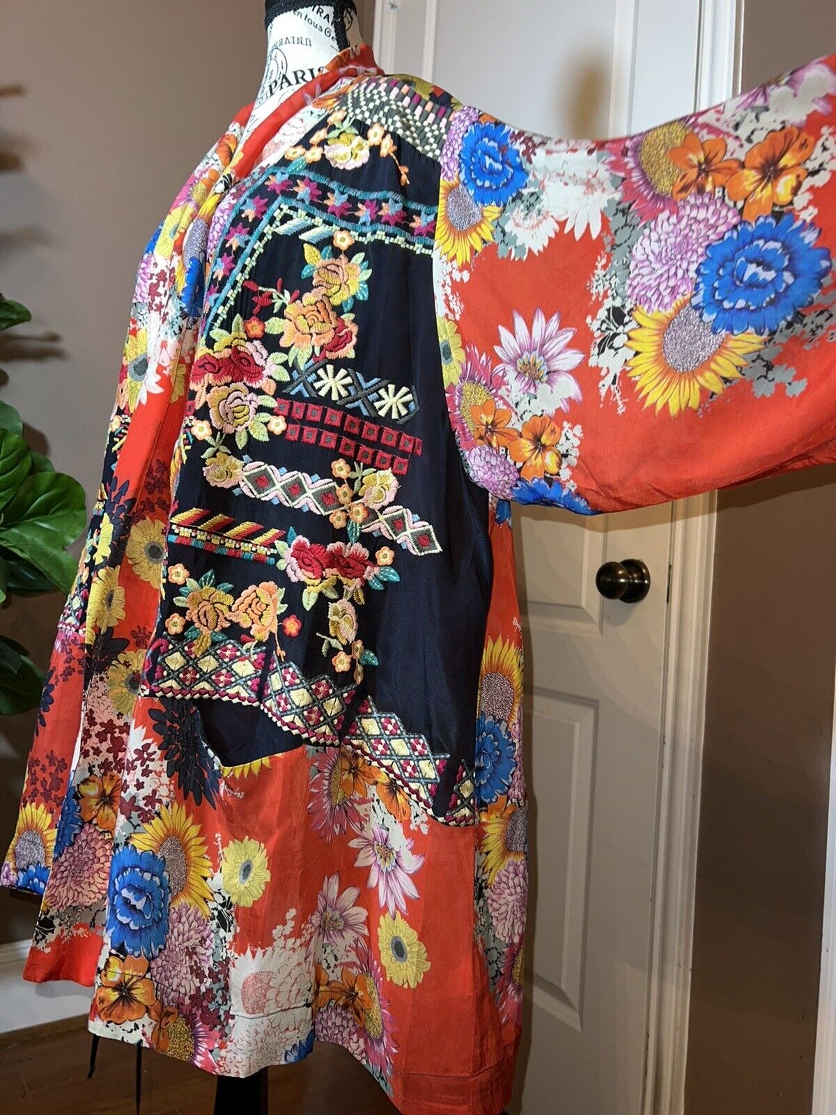 Johnny Was 100% Silk Kimono Sz XL Red & Black Floral Wrap STUNNING EMBROIDERY