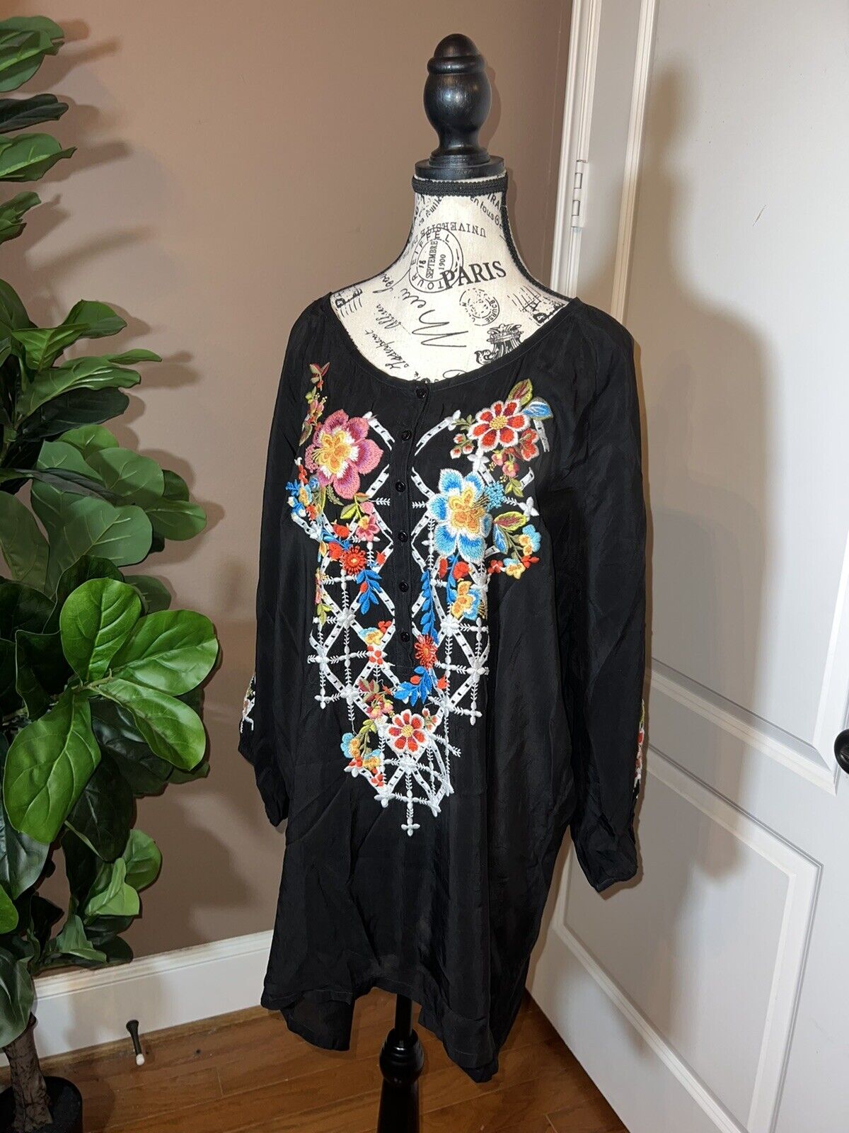 Johnny Was Embroidered Silky Tunic Top Black With Flowers 2X 2XL XXL Beautiful