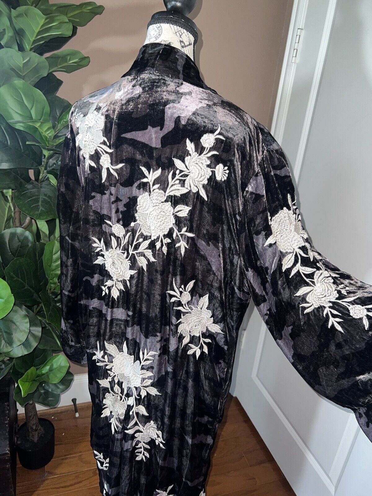 Johnny Was Velvet Long Kimono L Large Duster Wrap Black & Grey Camo Jacket