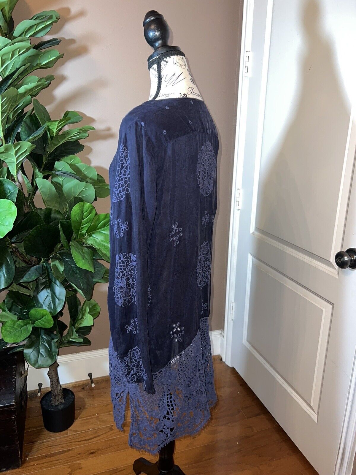 Johnny Was Sz M Medium Heavily Embroidered Silky Tunic Top Kimono Sleeve Navy