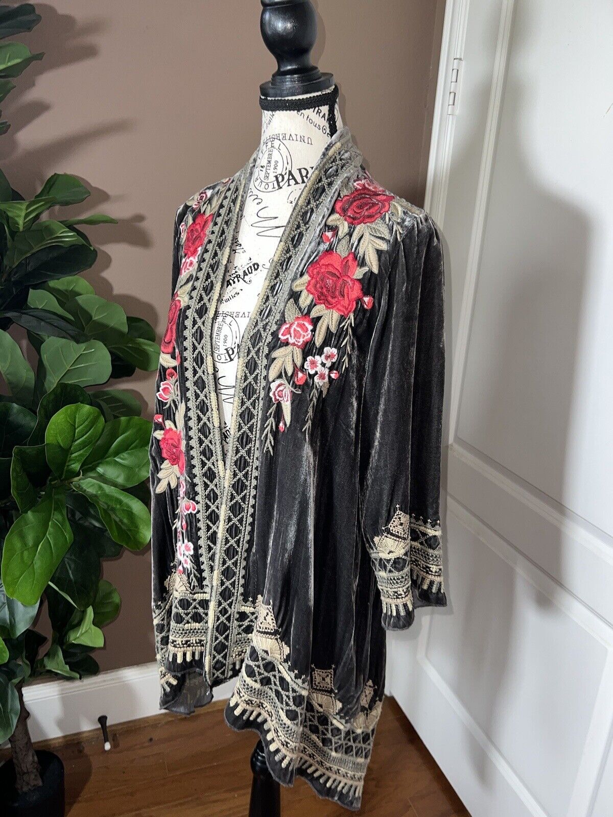 Johnny Was M Medium Grey Velvet Heavily Embroidered Kimono Wrap Top Roses