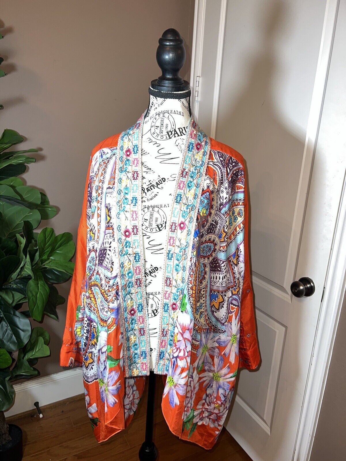 New Johnny Was 100% Silk Kimono L Large Embroidered Floral Handkerchief Hem