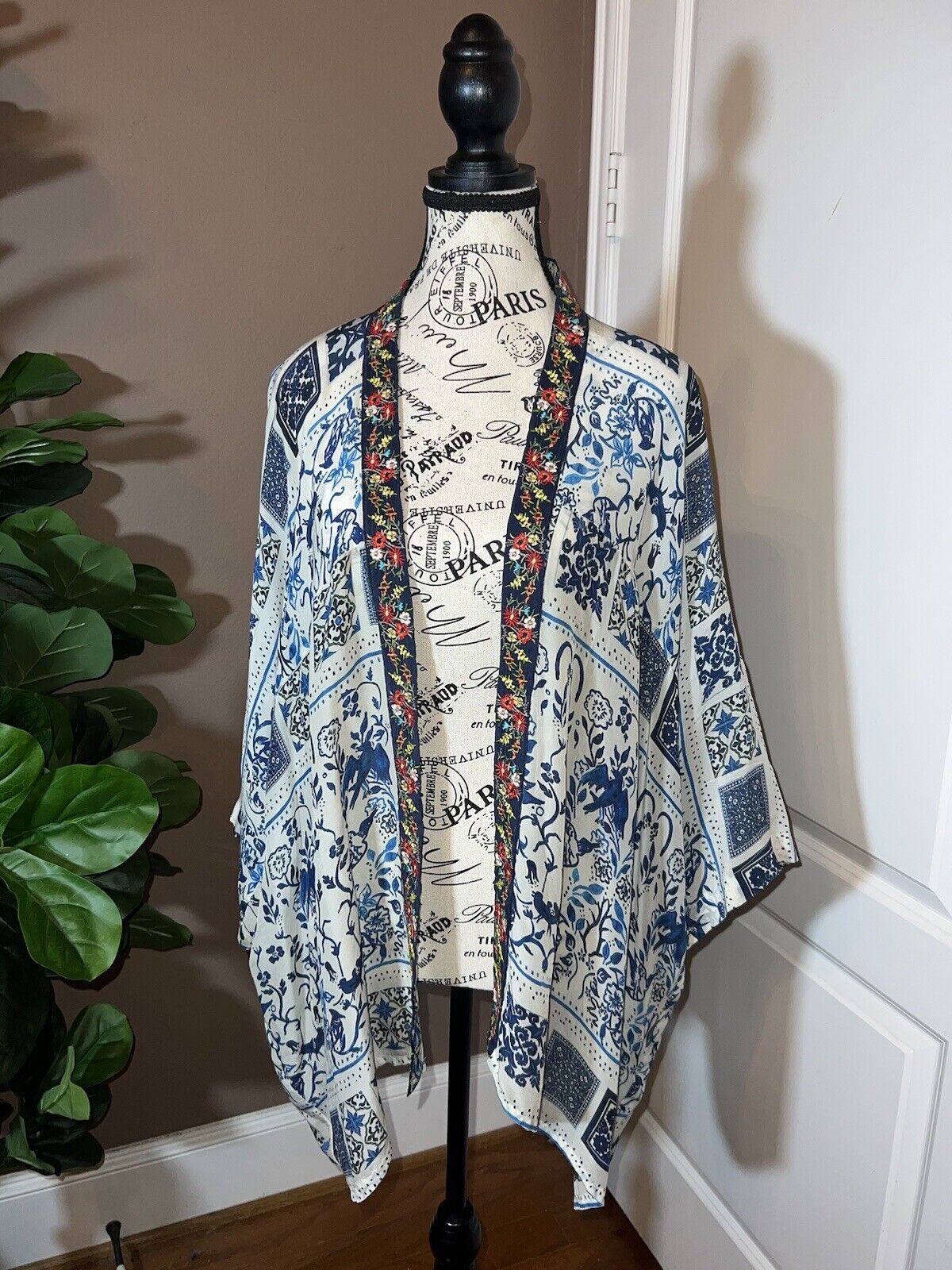 Johnny Was Silky Embroidered Kimono Blue & White Sz L Large Flowy SUMMER