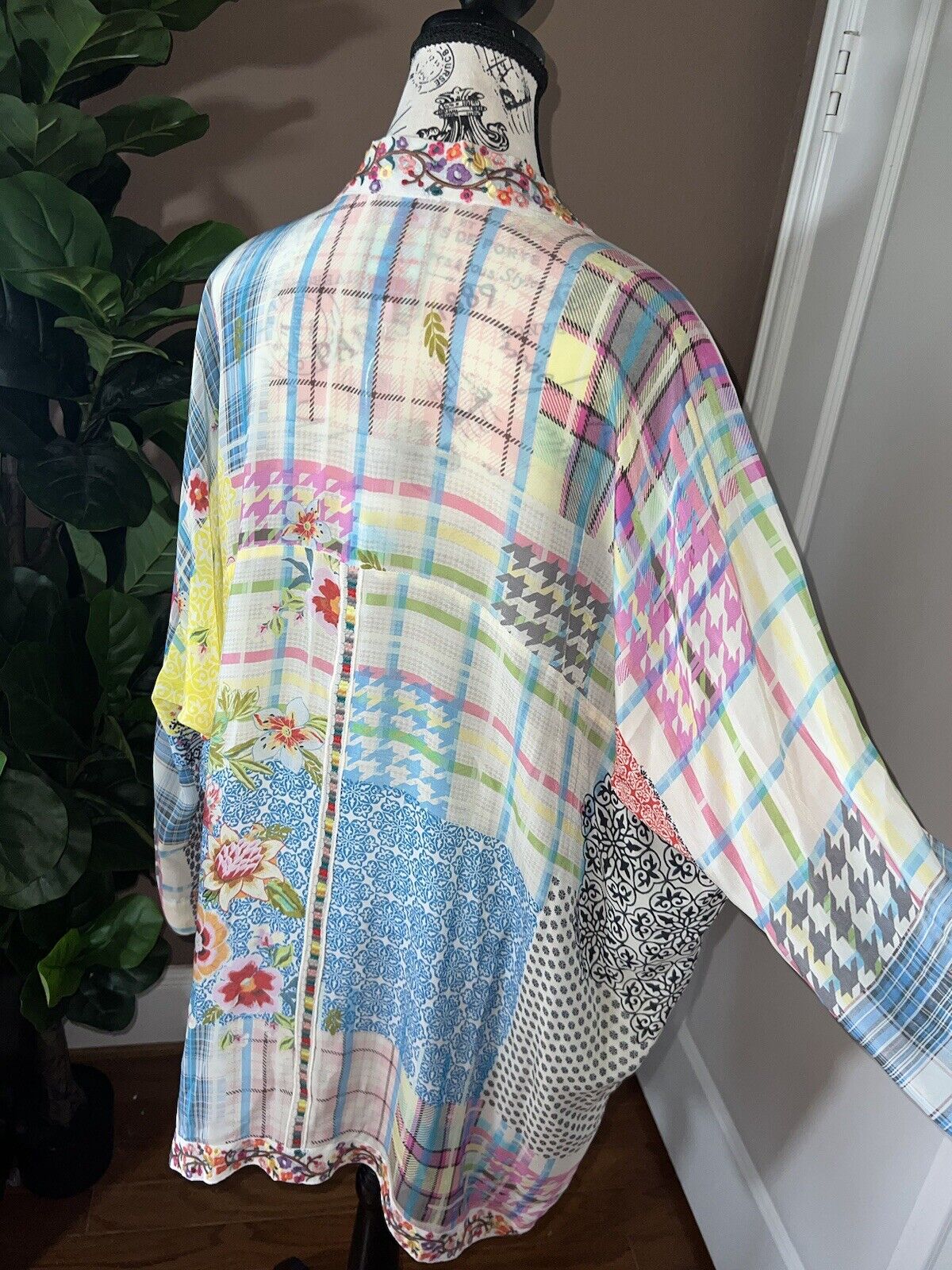 Johnny Was Sz M Silky Floral Kimono Wrap Cardigan PTP 32” Embroidered