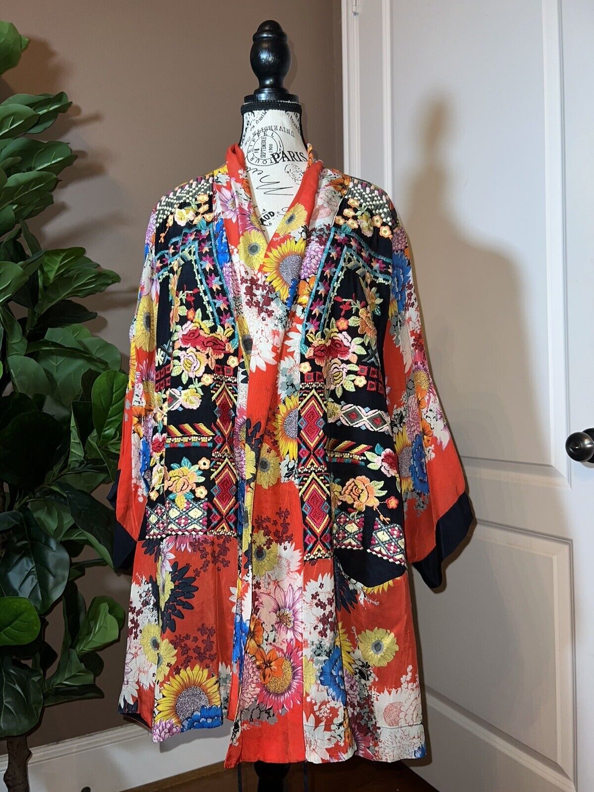 Johnny Was 100% Silk Kimono Sz XL Red & Black Floral Wrap STUNNING EMBROIDERY