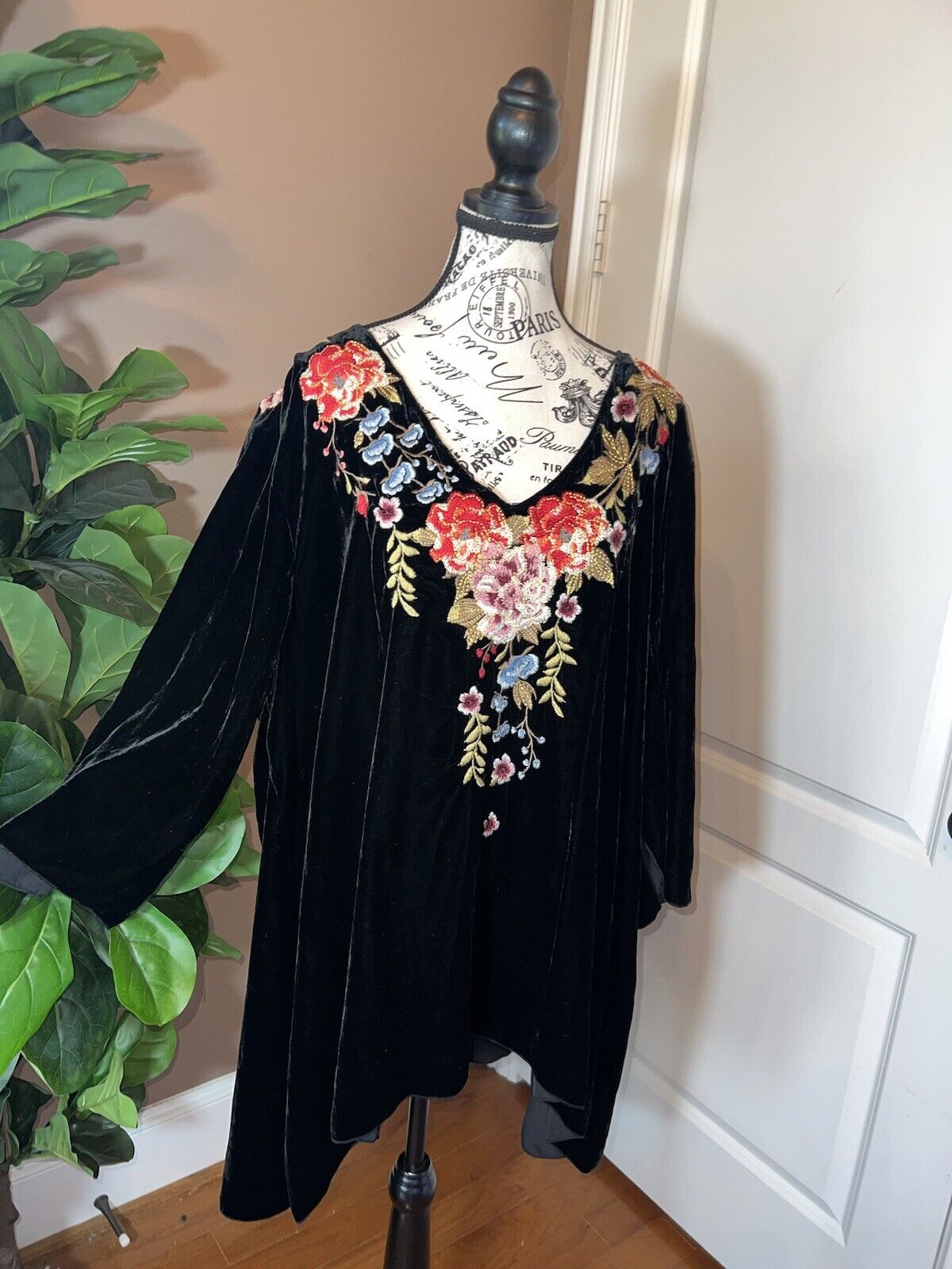 Johnny Was XL Extra Large Black Velvet Heavily Embroidered Tunic Top Kimono