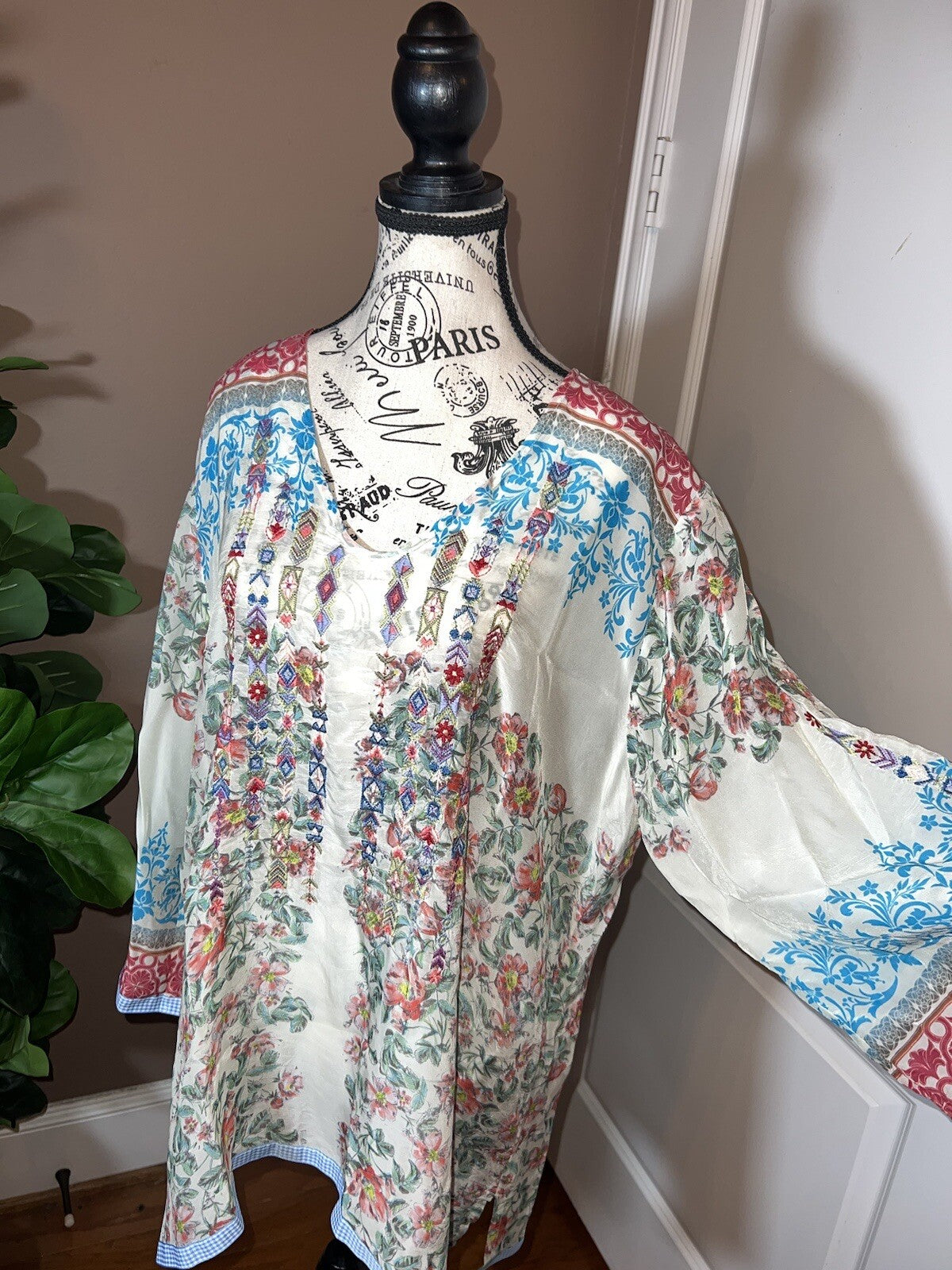 Johnny Was Sz XL Silky Soft White Tunic Top Embroidered Floral Johnny Was