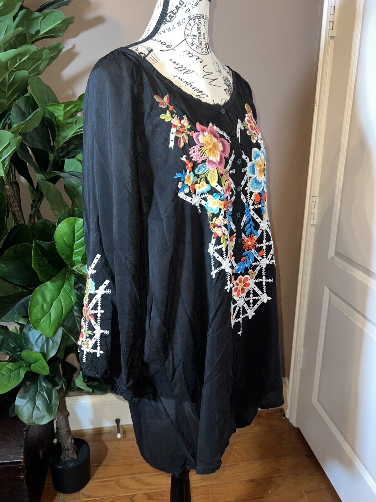 Johnny Was Embroidered Silky Tunic Top Black With Flowers 2X 2XL XXL Beautiful