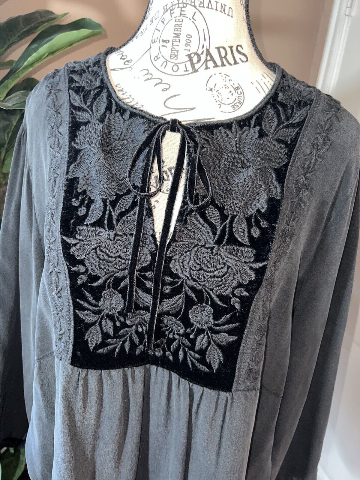 Johnny Was Sz XL Black 100% Silk & Velvet Peplum Tunic Top Tonal Embroidery