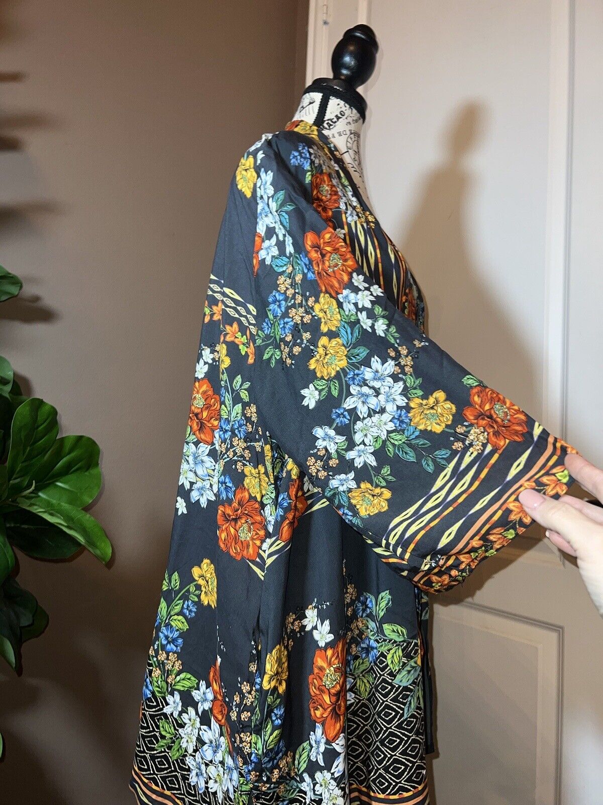 Johnny Was Silky Kimono Sz L Large Floral Beautifully Soft Black Floral Wrap