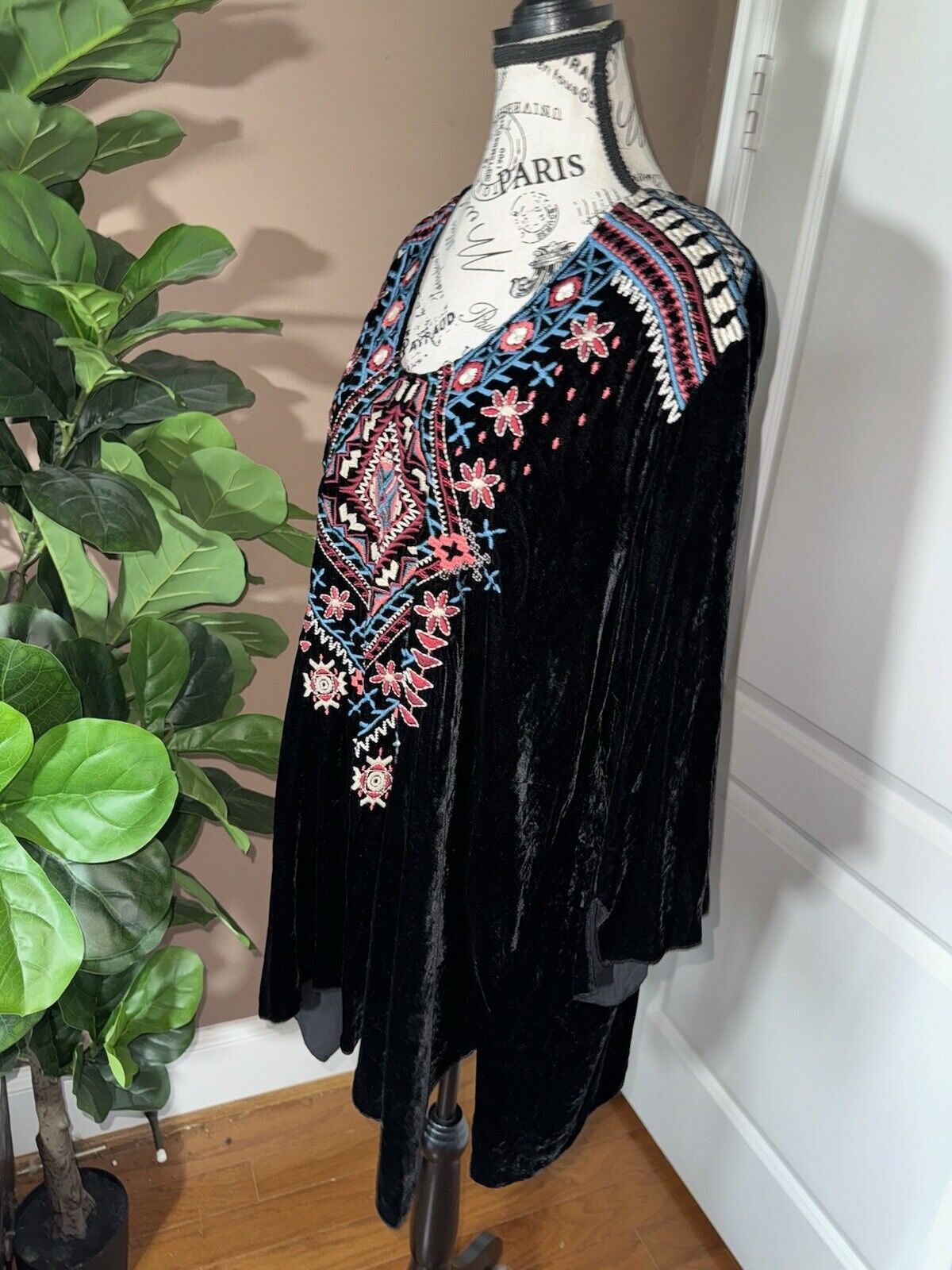 Johnny Was Sz Xl 1X 1XL Black Velvet Heavily Embroidered Tunic Top Geometric