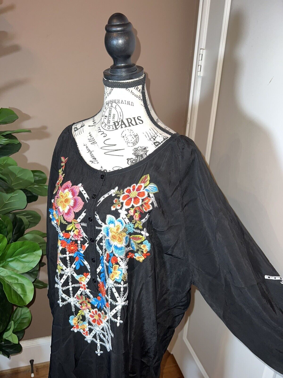 Johnny Was Embroidered Silky Tunic Top Black With Flowers 2X 2XL XXL Beautiful