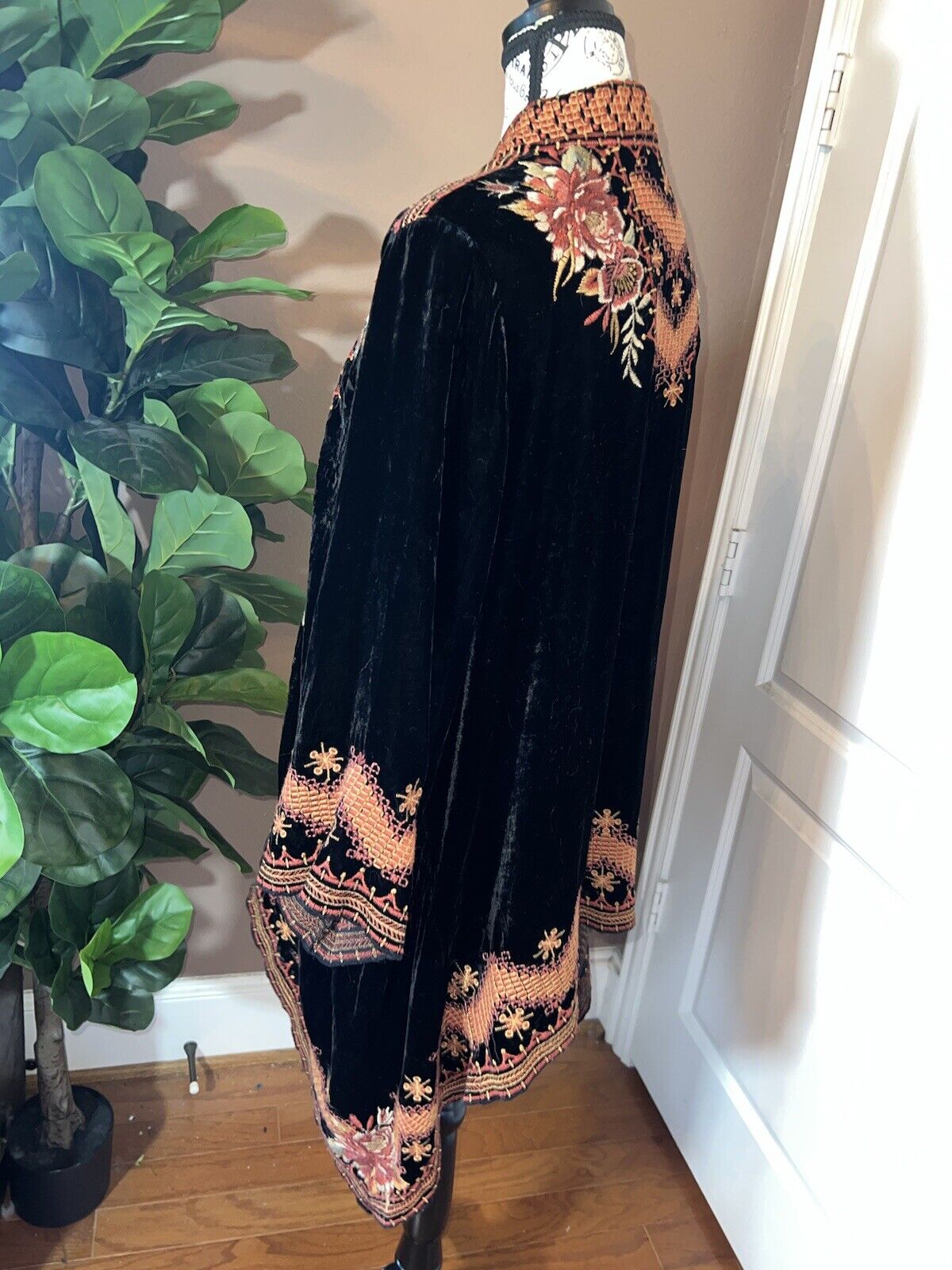 Johnny Was Black Velvet Embroidered Kimono Wrap Sz 1XL 1X XL Floral STUNNING