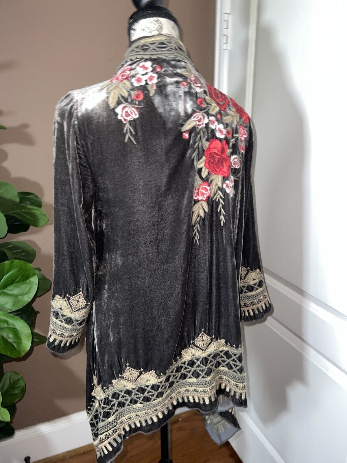 Johnny Was M Medium Grey Velvet Heavily Embroidered Kimono Wrap Top Roses