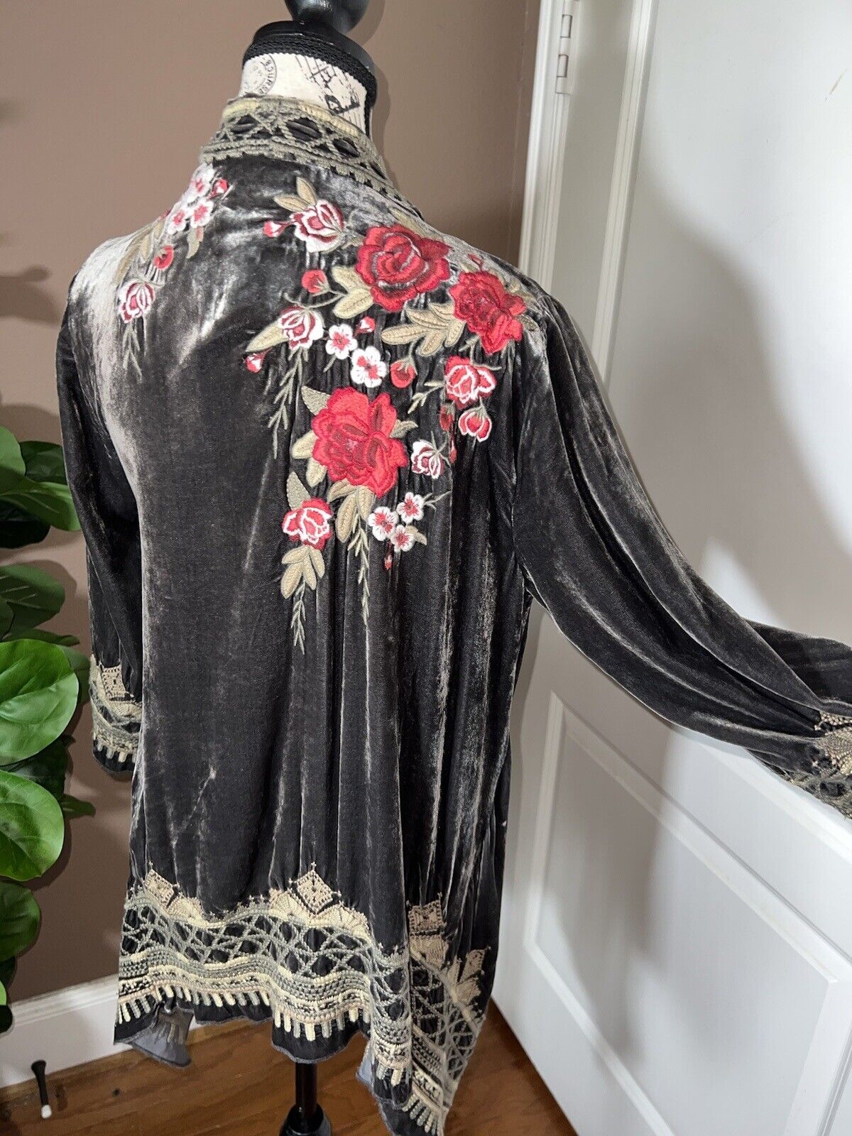 Johnny Was M Medium Grey Velvet Heavily Embroidered Kimono Wrap Top Roses