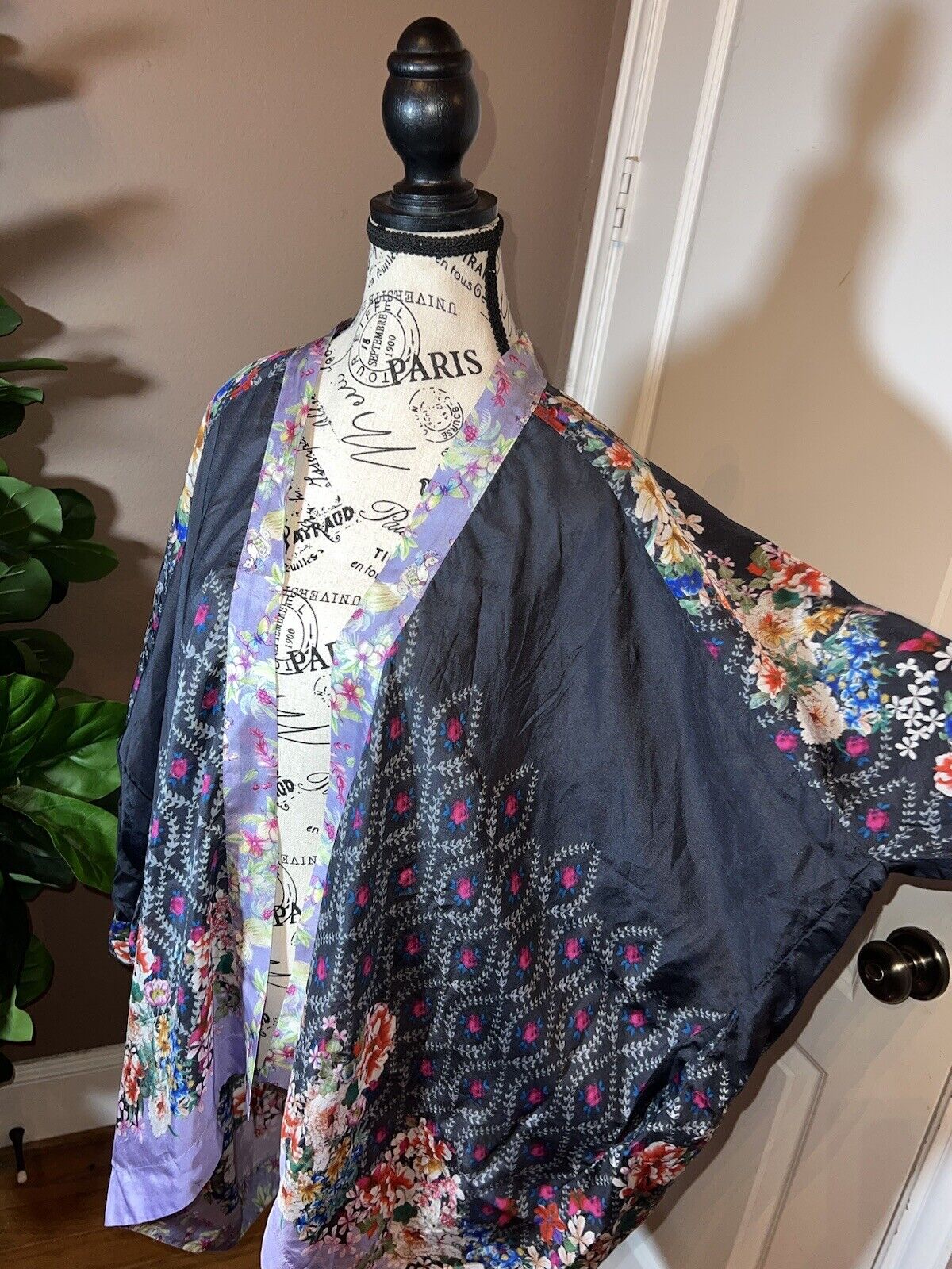 Johnny Was 100% Silk Kimono Sz L Large Gorgeous Floral Pattern & Vibrant Colors