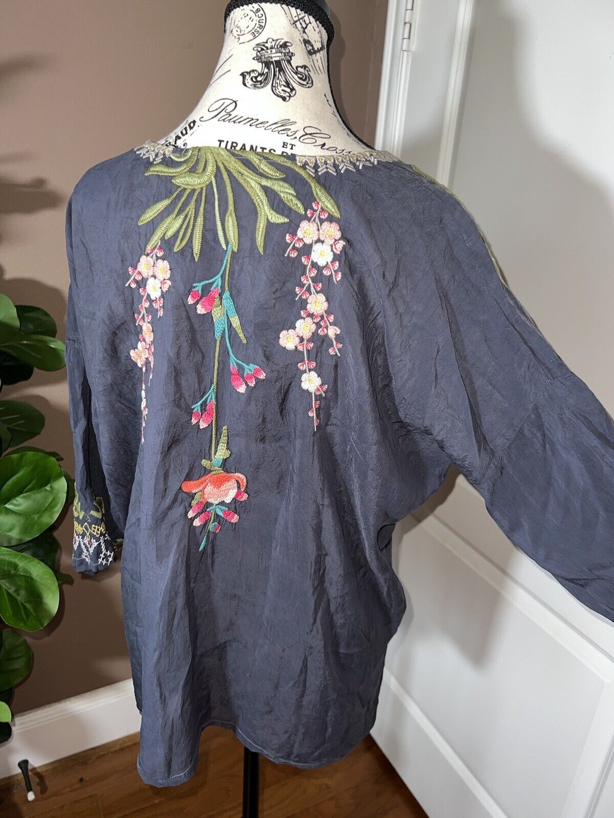 Johnny Was Silky Floral Heavily Embroidered Tunic Top L Kimono Sleeves