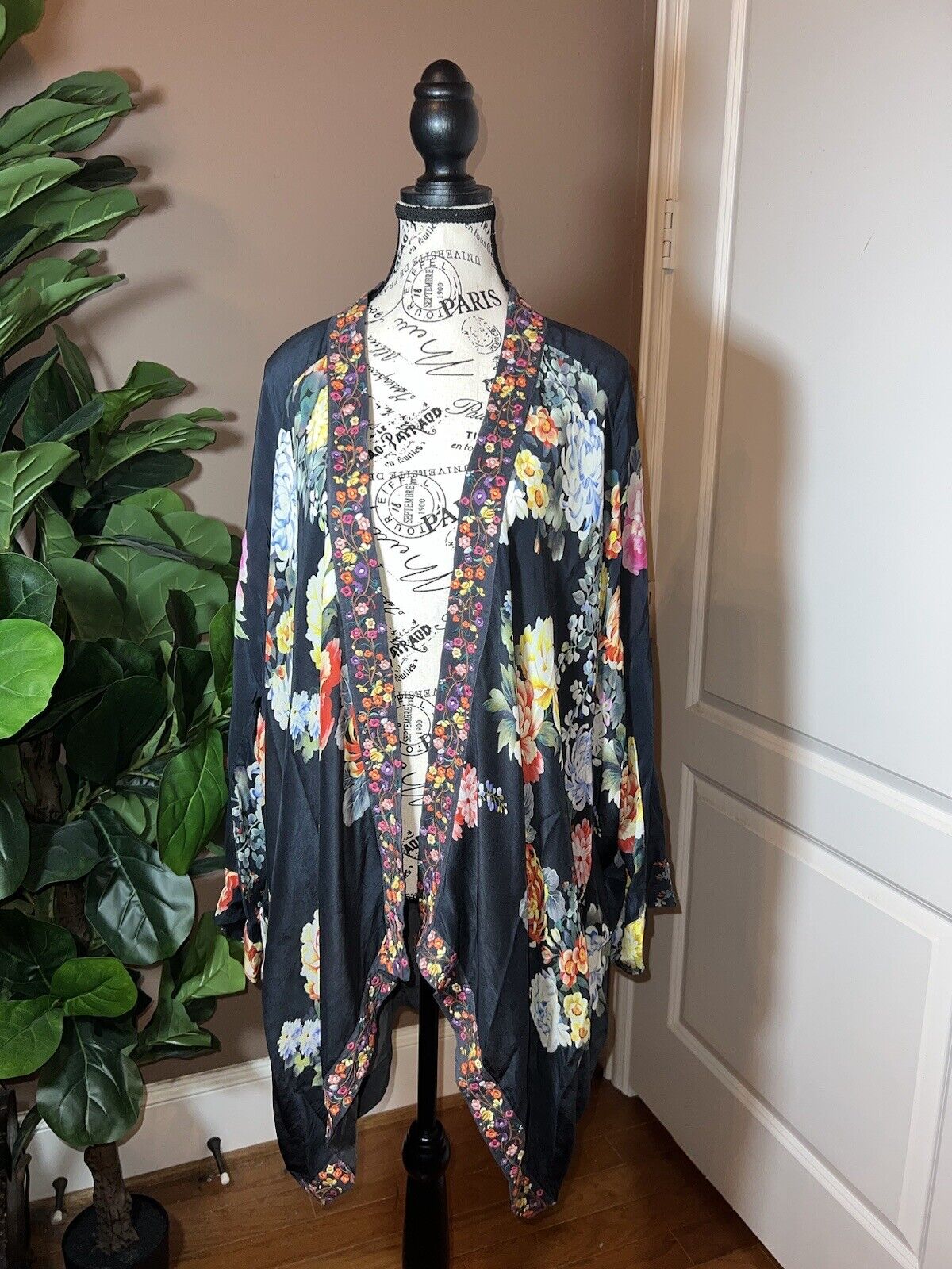 Johnny Was Silky Floral Kimono  Heavily Embroidered Trim L Large Pockets