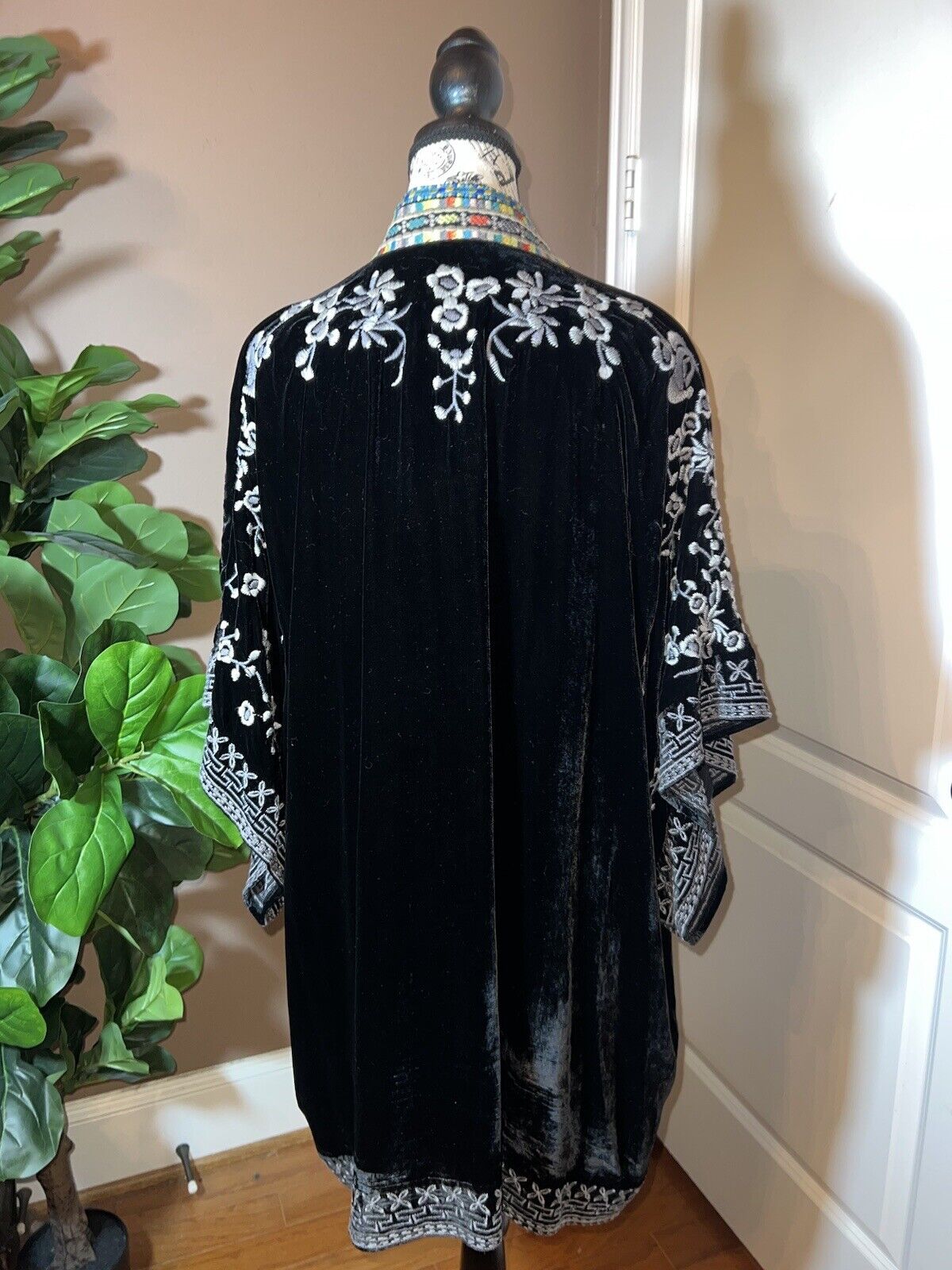 Johnny Was Black Velvet L Large Oversized Embroidered Wrap Duster Kimono