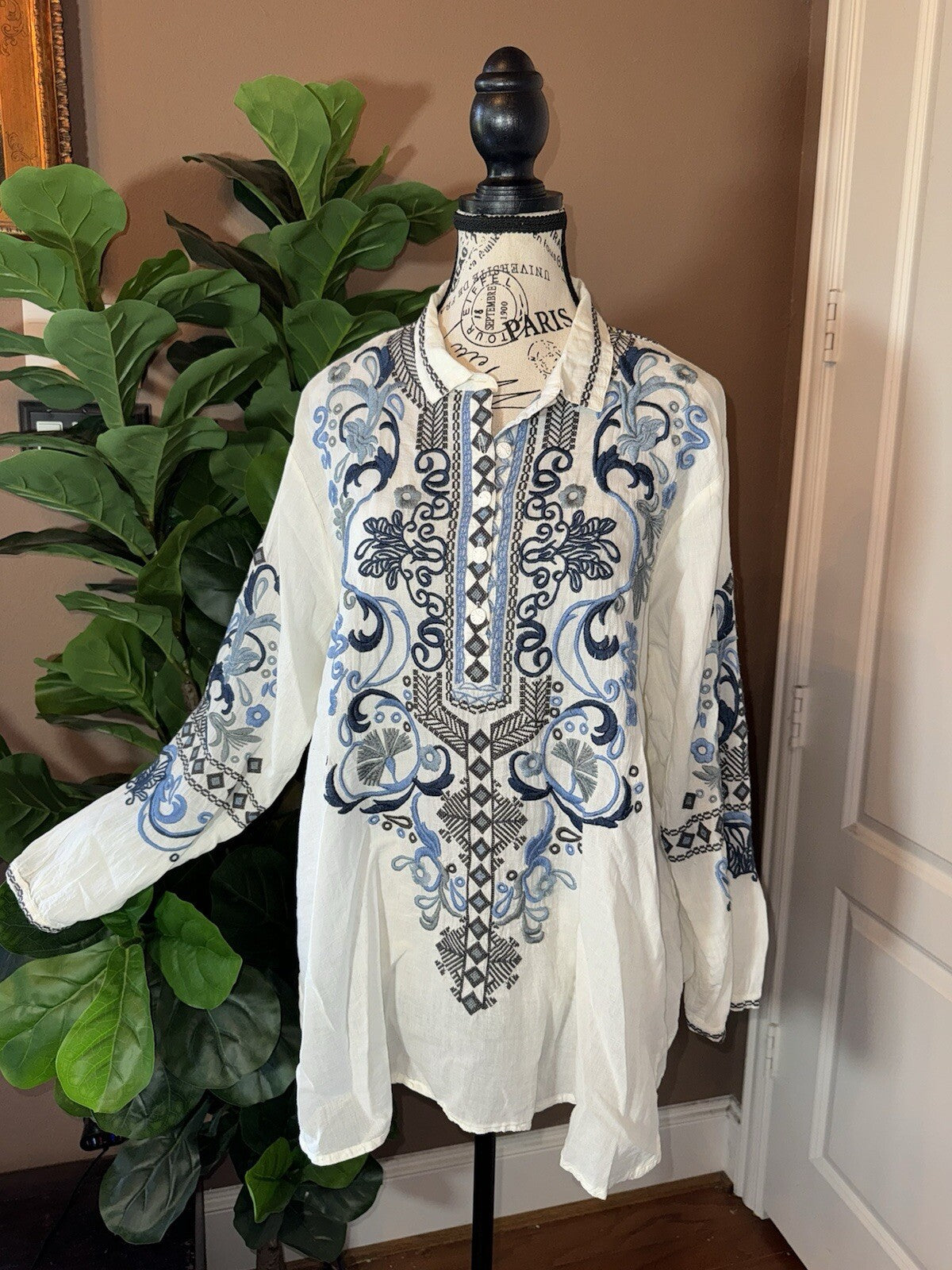 Johnny Was XL Blue & White Button Up Blouse Shirt Embroidered Floral Top Cool Johnny Was