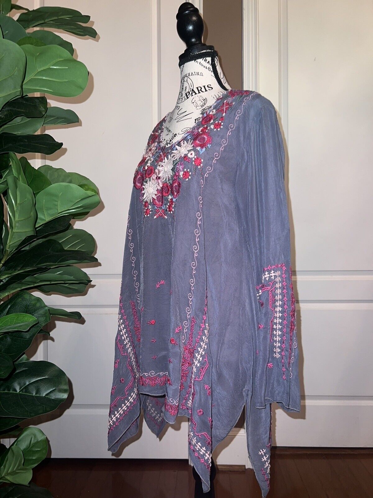 Johnny Was Sz M Medium Heavily Embroidered Silky Tunic Top Kimono Sleeve Grey