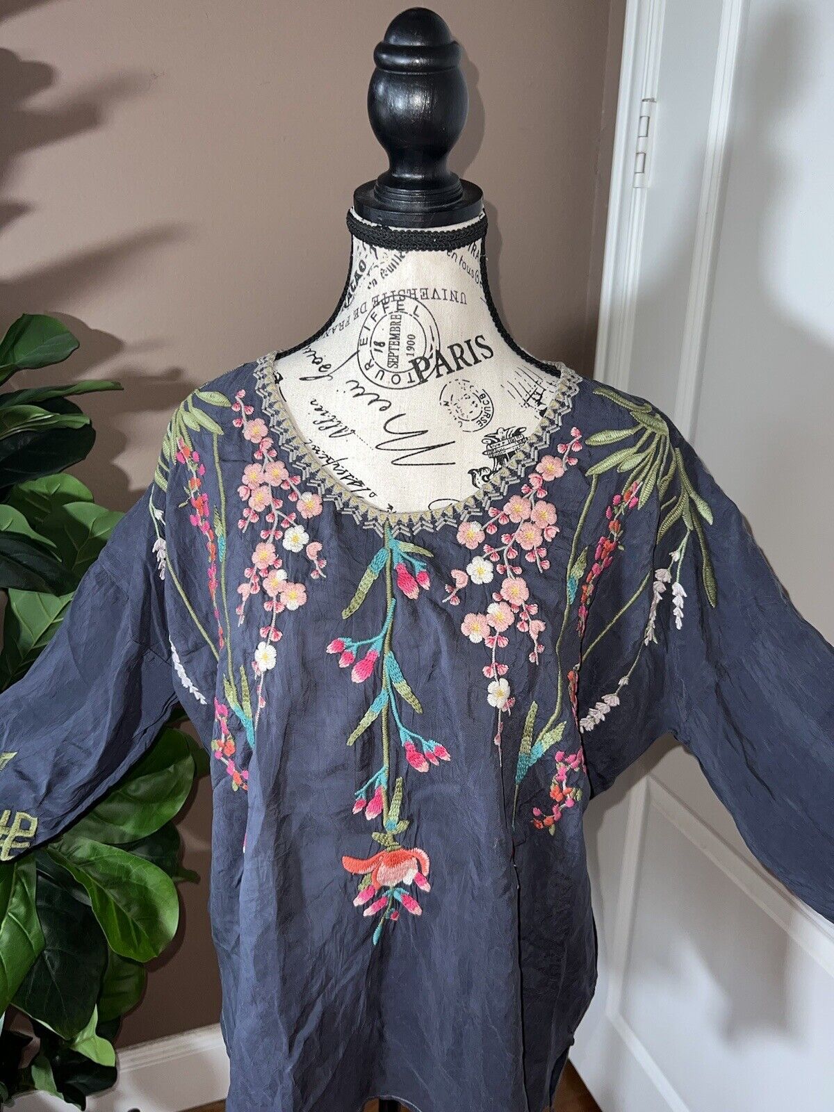 Johnny Was Silky Floral Heavily Embroidered Tunic Top L Kimono Sleeves