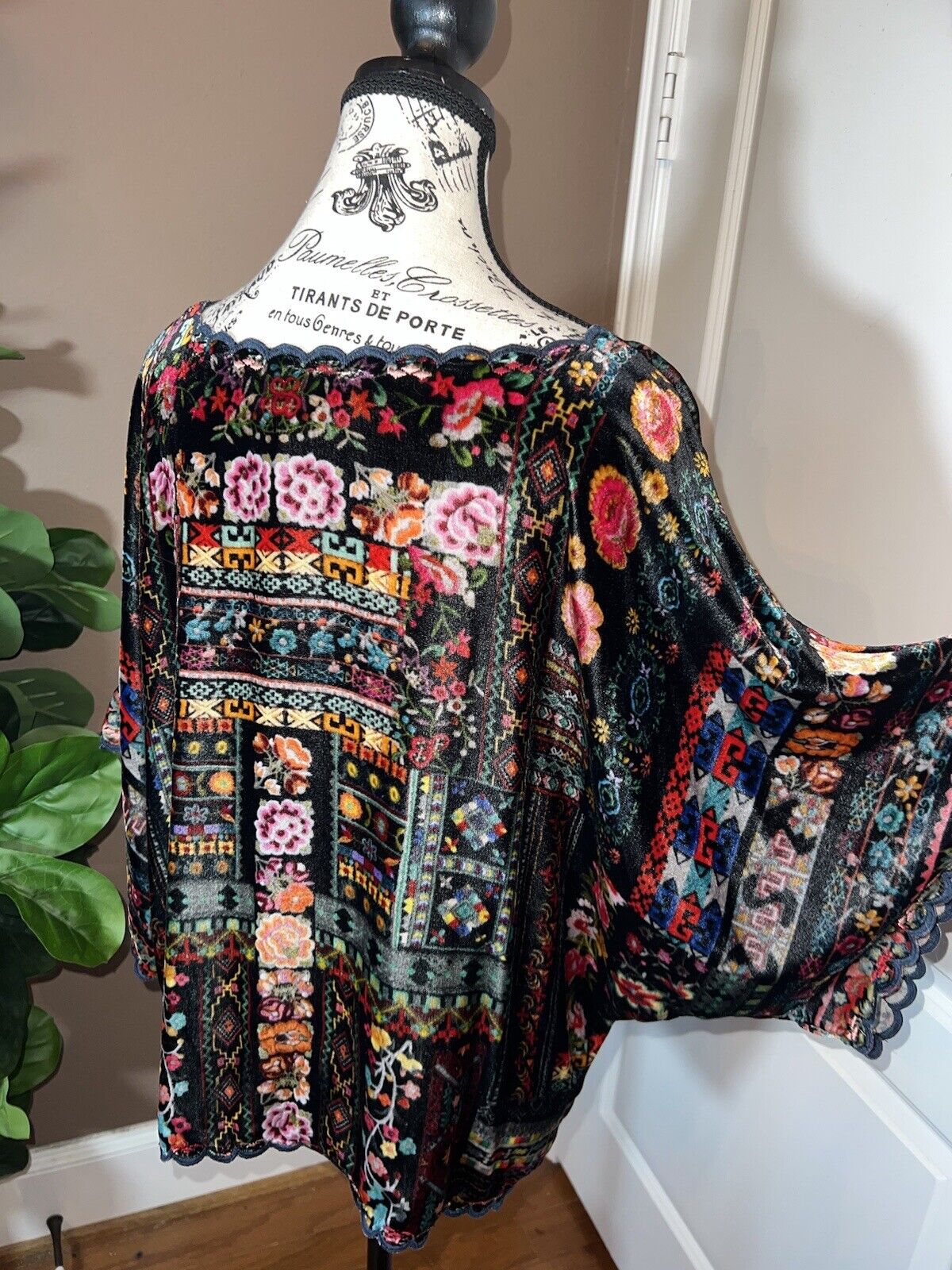 Johnny Was Black & Floral Velvet Tunic Top L Large Peasant  Roses Kimono