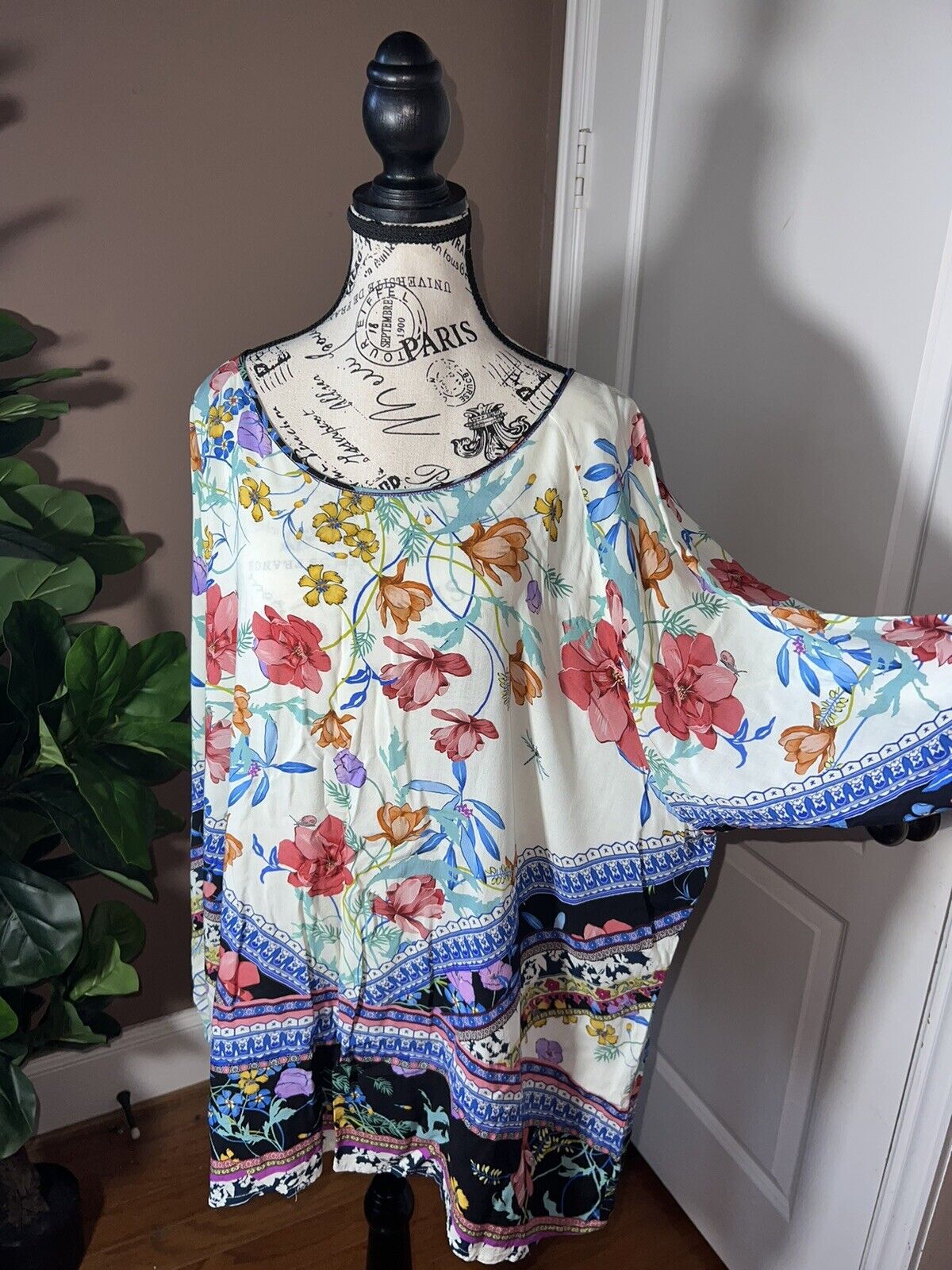 Johnny Was Sz 1X 1XL Silky Floral Tunic Top With Beautiful Flowers Flowy & Cute