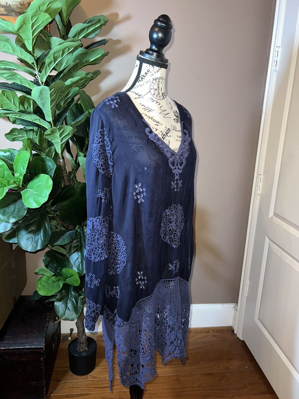 Johnny Was Sz M Medium Heavily Embroidered Silky Tunic Top Kimono Sleeve Navy