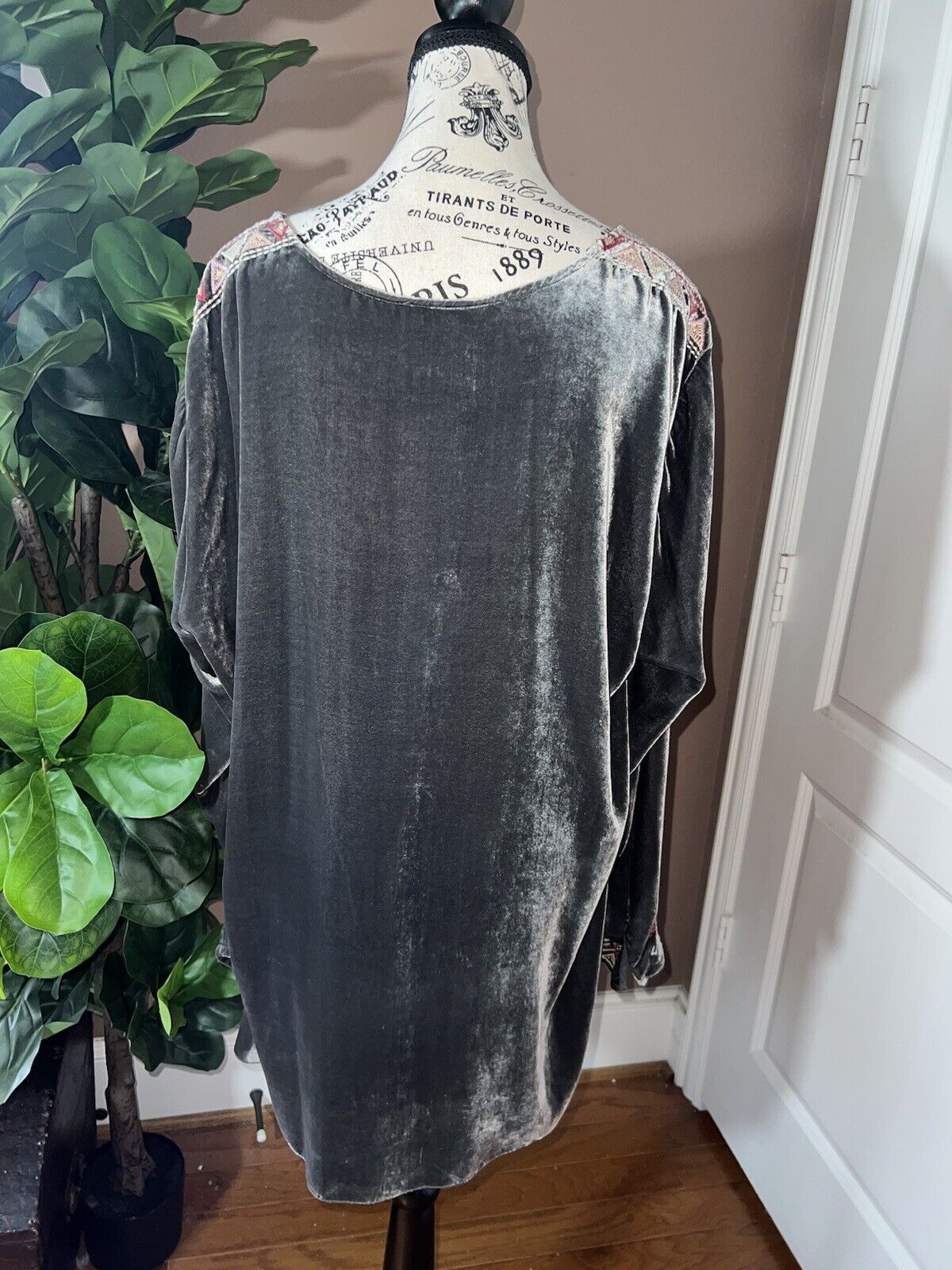 Johnny Was Soft Grey Velvet Heavily Embroidered Tunic Top Long Sleeve Sz 1X (XL)