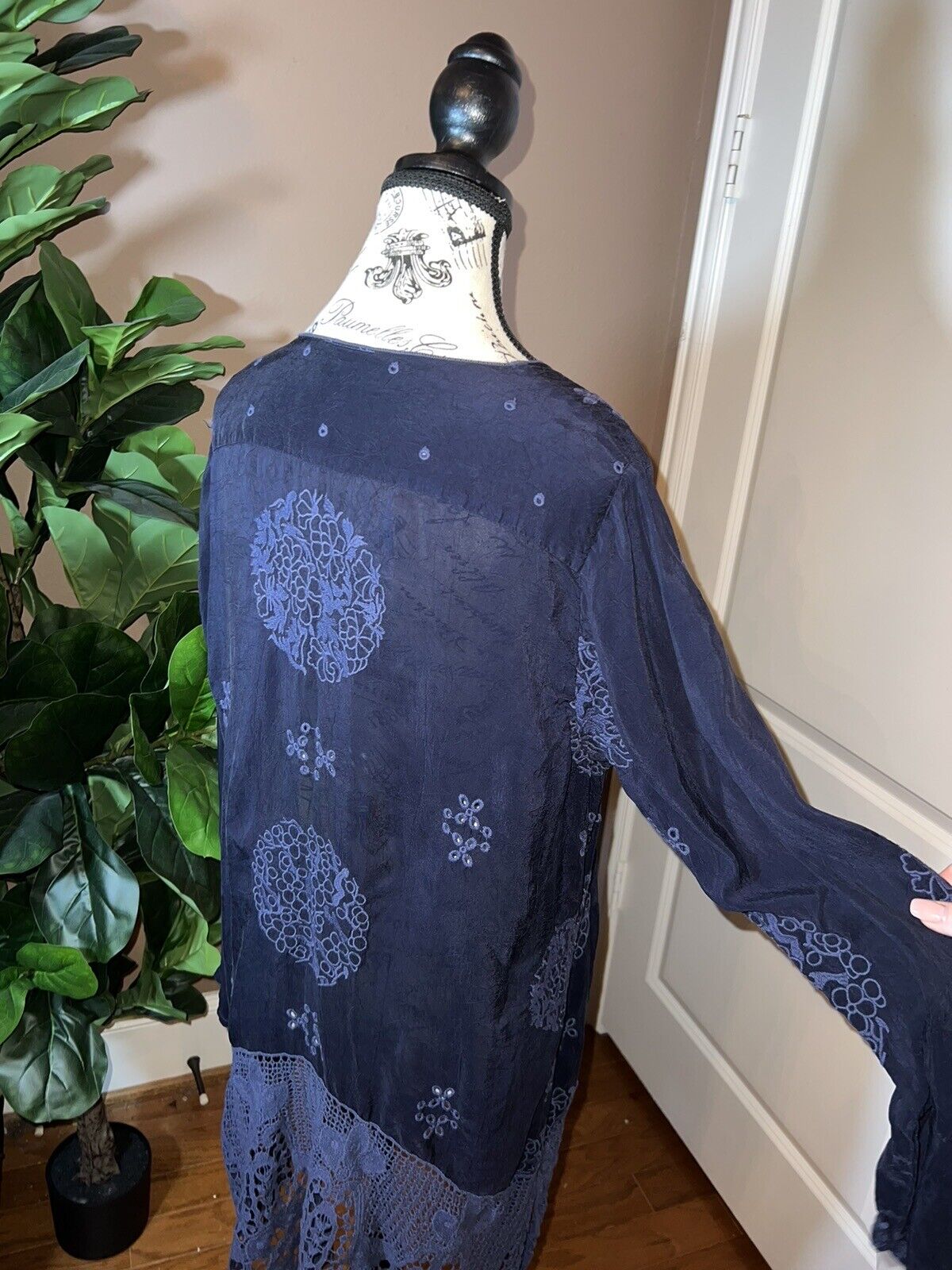 Johnny Was Sz M Medium Heavily Embroidered Silky Tunic Top Kimono Sleeve Navy