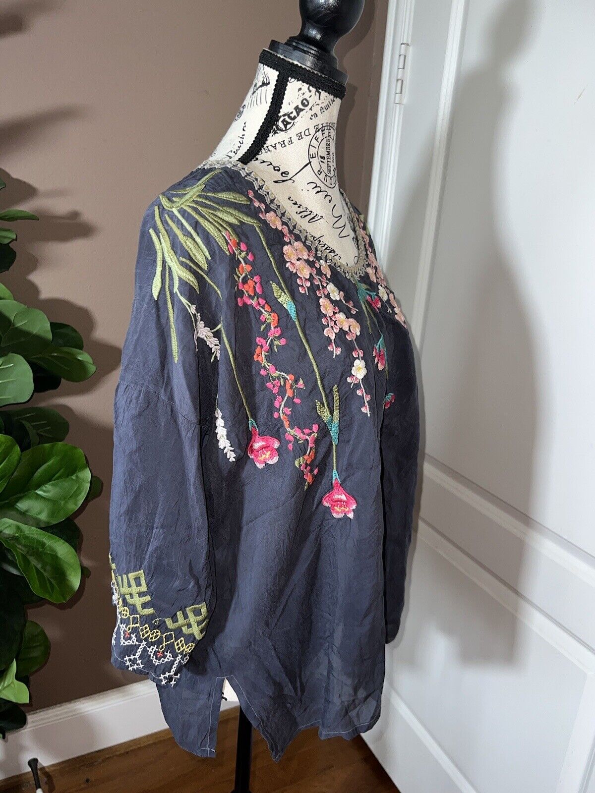 Johnny Was Silky Floral Heavily Embroidered Tunic Top L Kimono Sleeves