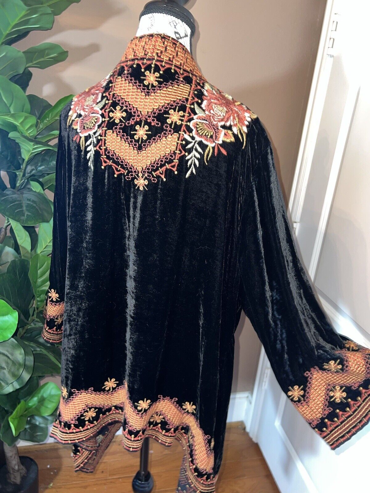 Johnny Was Black Velvet Embroidered Kimono Wrap Sz 1XL 1X XL Floral STUNNING