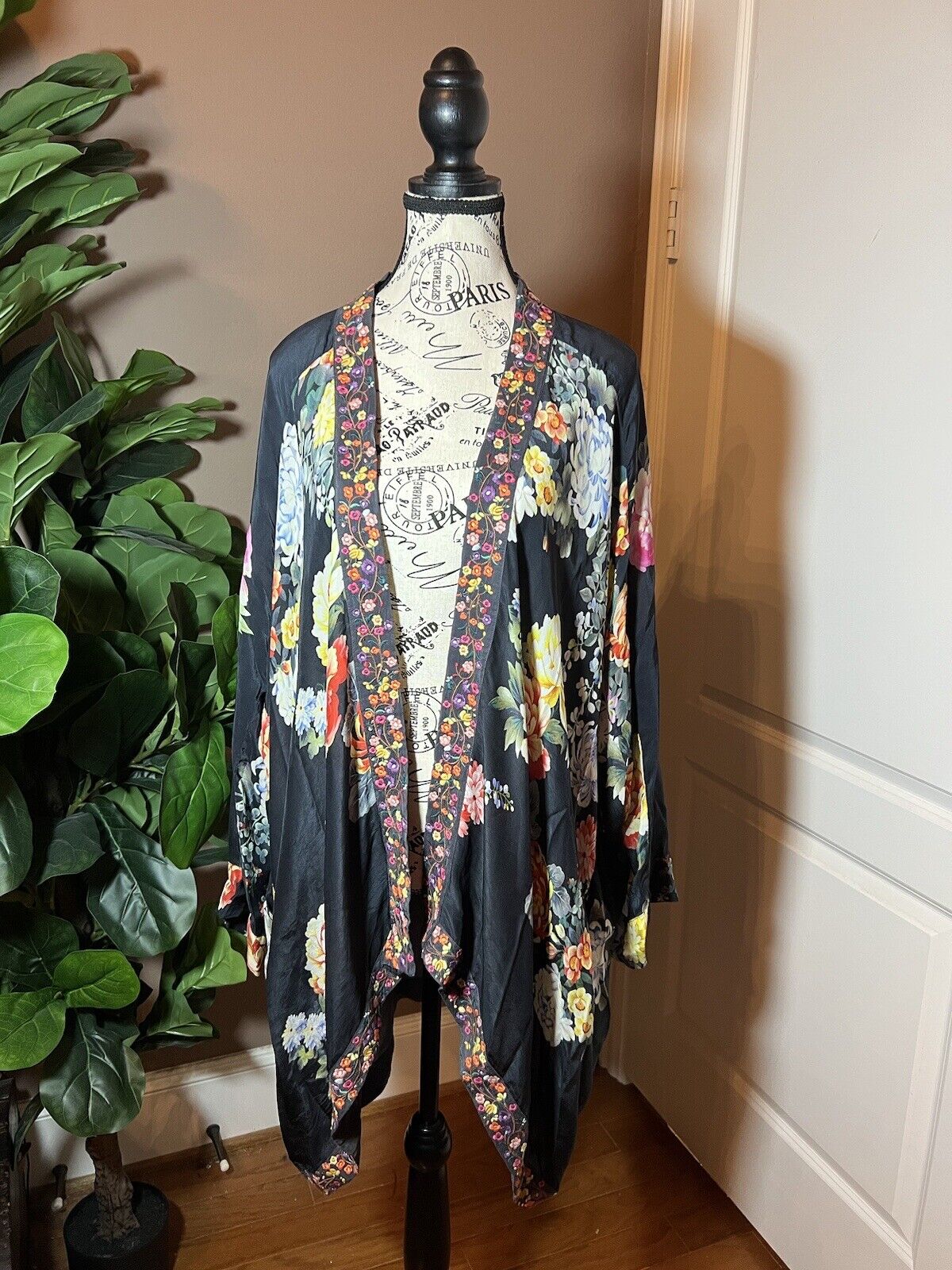 Johnny Was Silky Floral Kimono  Heavily Embroidered Trim L Large Pockets