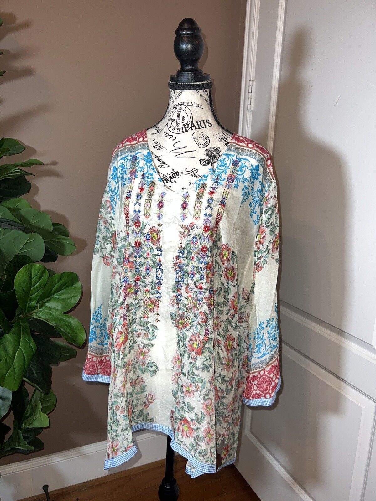 Johnny Was Sz XL Silky Soft White Tunic Top Embroidered Floral EUC