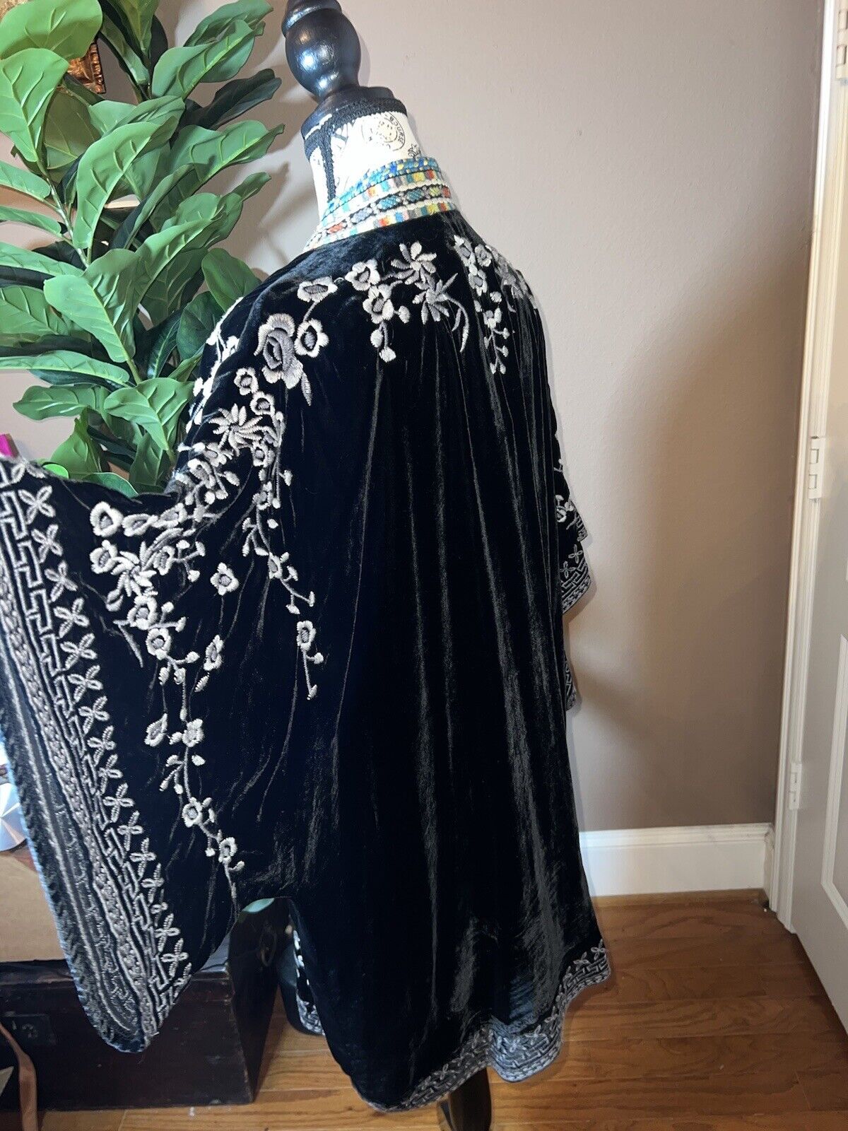 Johnny Was Black Velvet L Large Oversized Embroidered Wrap Duster Kimono