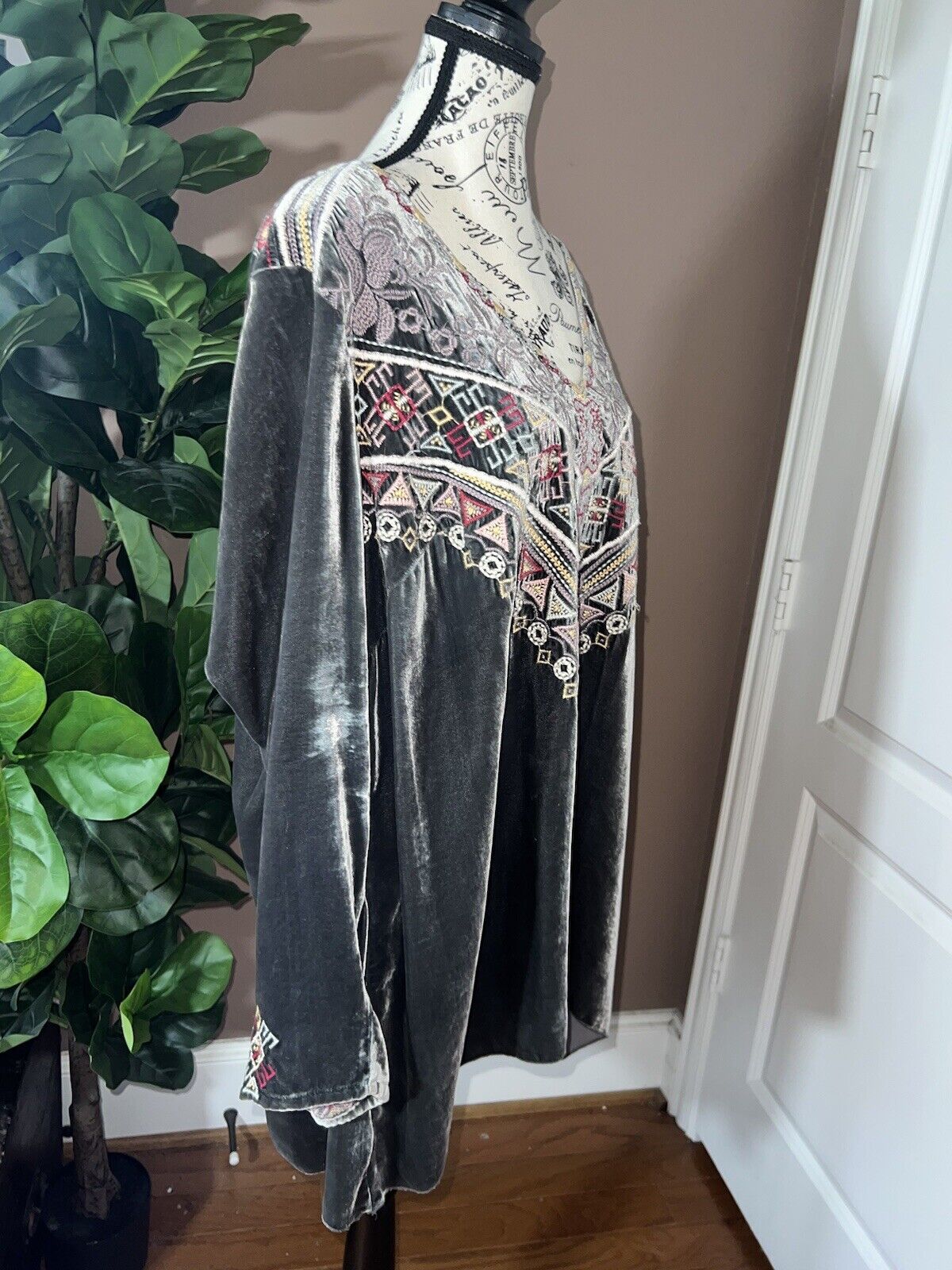 Johnny Was Soft Grey Velvet Heavily Embroidered Tunic Top Long Sleeve Sz 1X (XL)