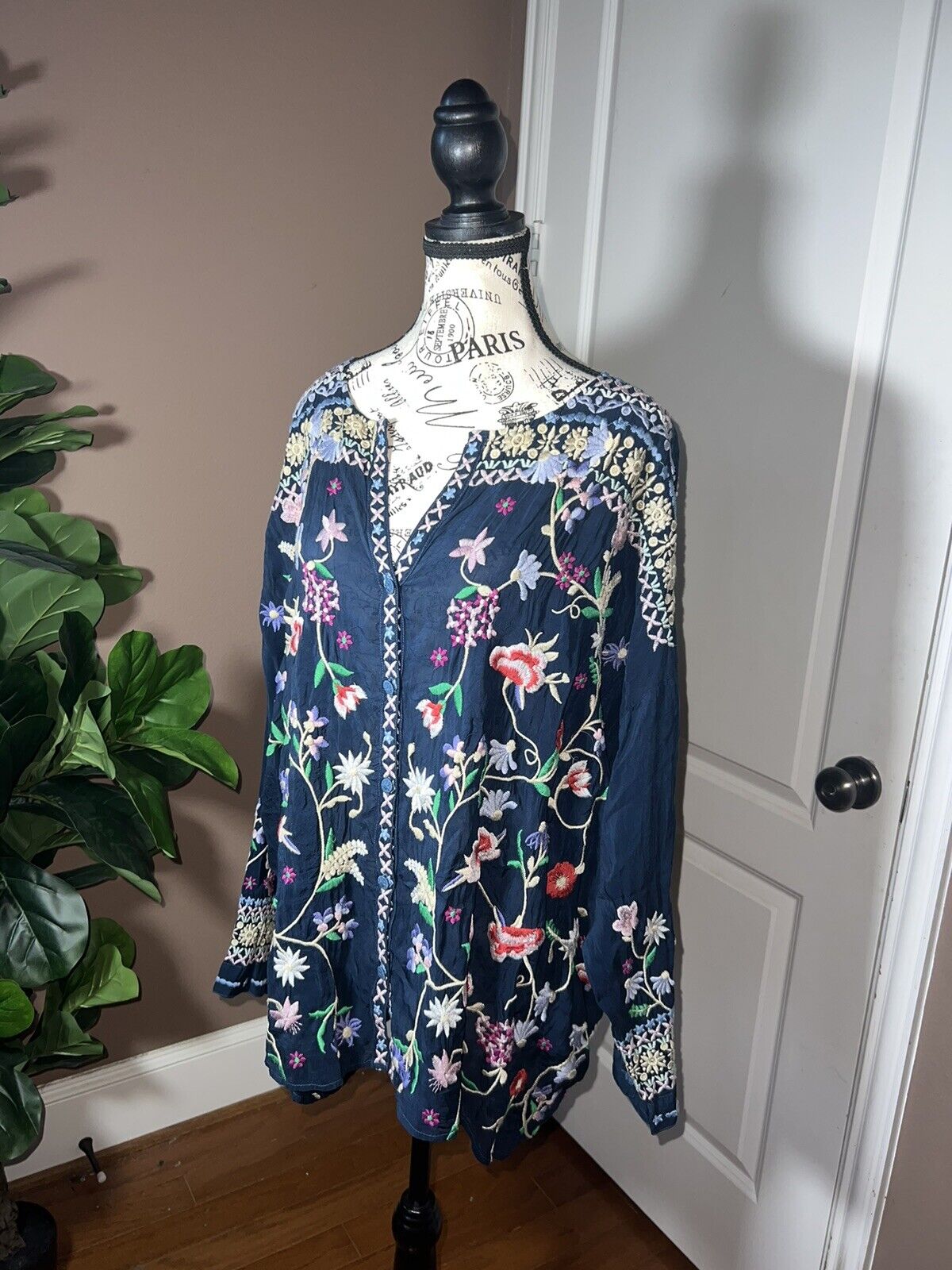 Johnny Was Sz 1X 1XL Silky Floral Tunic Top Embroidered With Beautiful Flowers