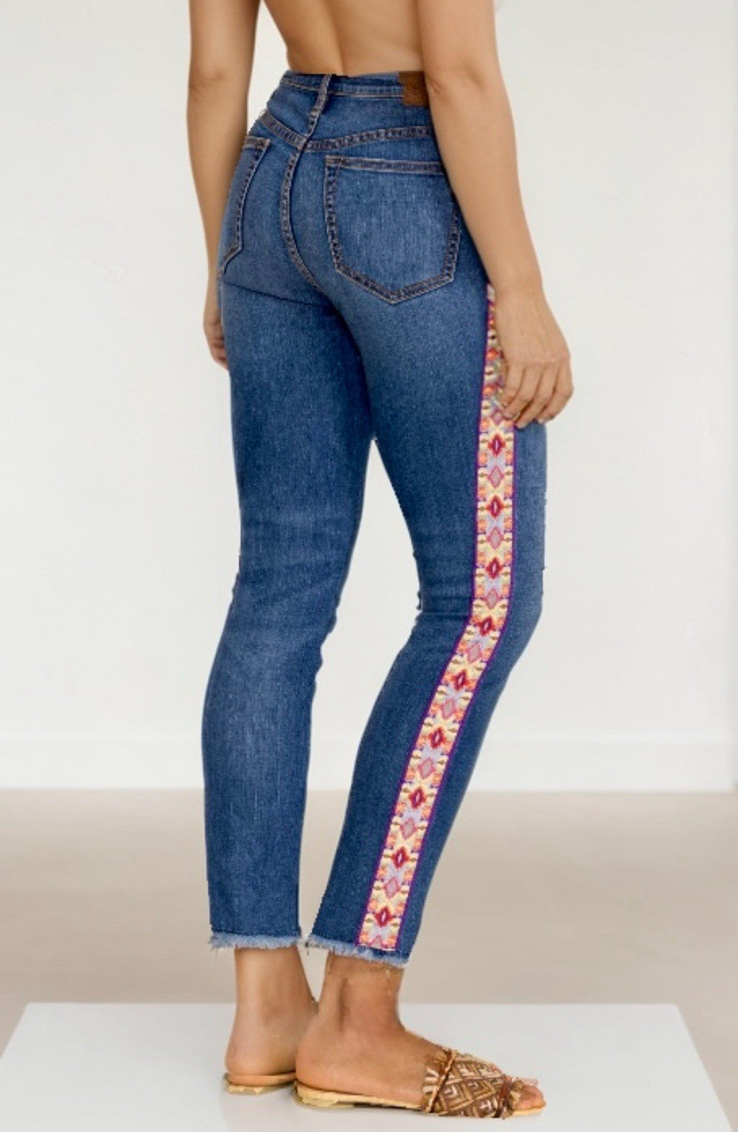 Johnny Was Sz 32 Cropped Skinny Jeans Washed Blue Embroidered Trim Down Leg Johnny Was