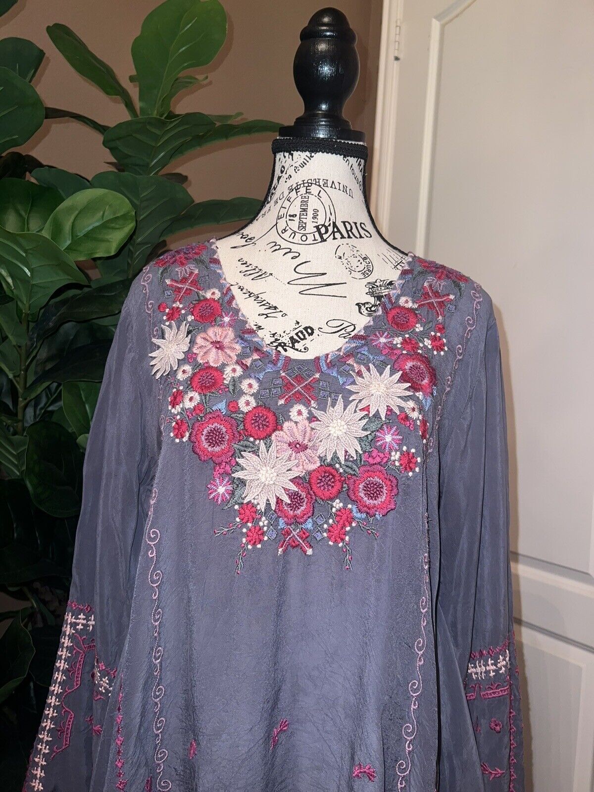 Johnny Was Sz M Medium Heavily Embroidered Silky Tunic Top Kimono Sleeve Grey