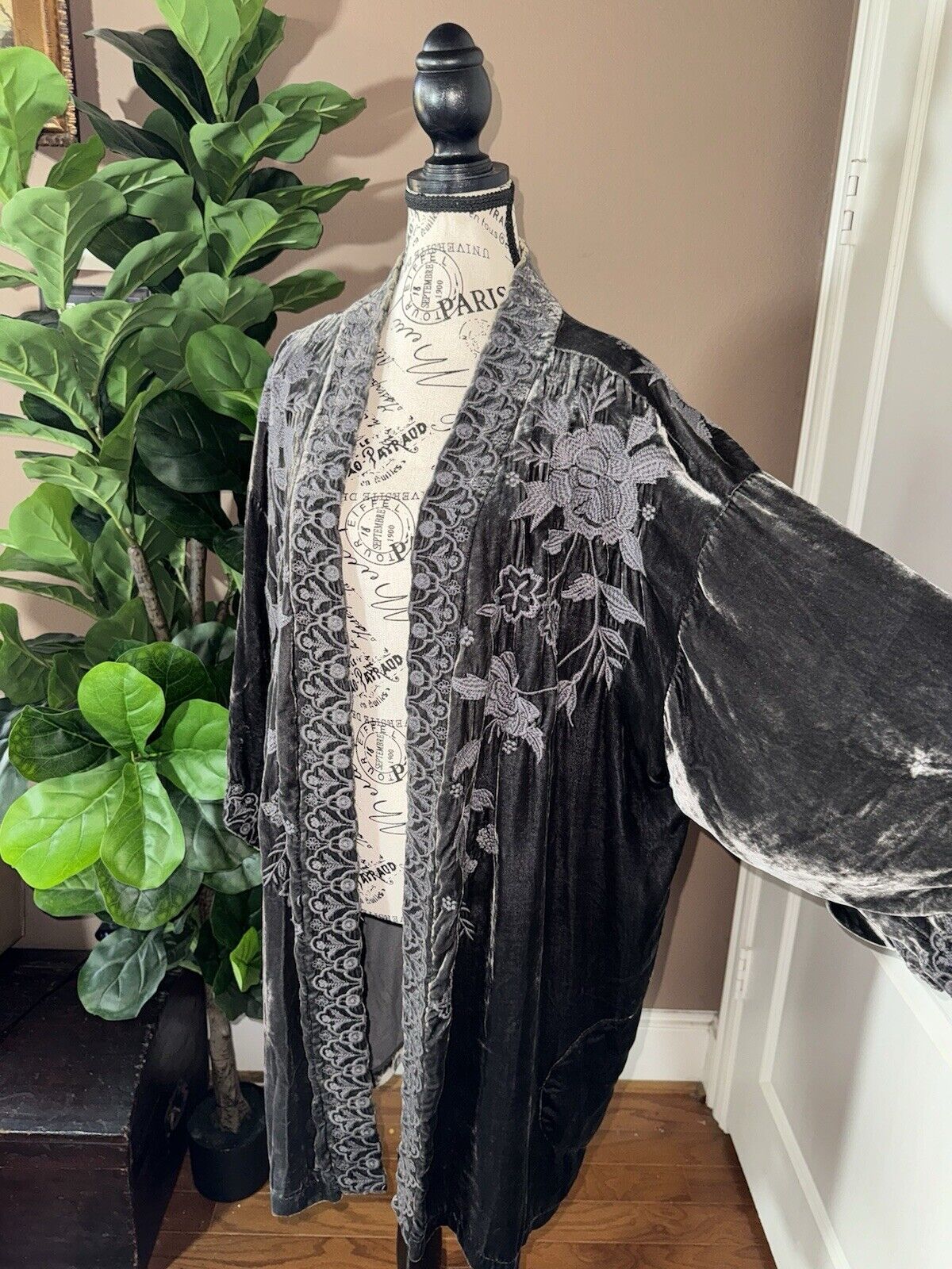 Johnny Was Sz 1X 1XL Grey Velvet Embroidered Kimono Wrap Floral & Birds STUNNING