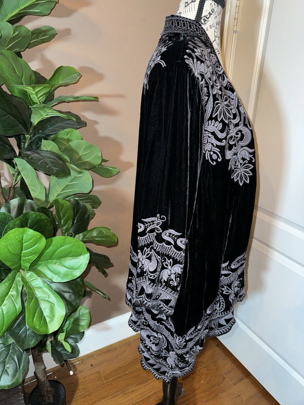 Johnny Was XL 1X 1XL Black Velvet Tonal Embroidery Kimono Handkerchief